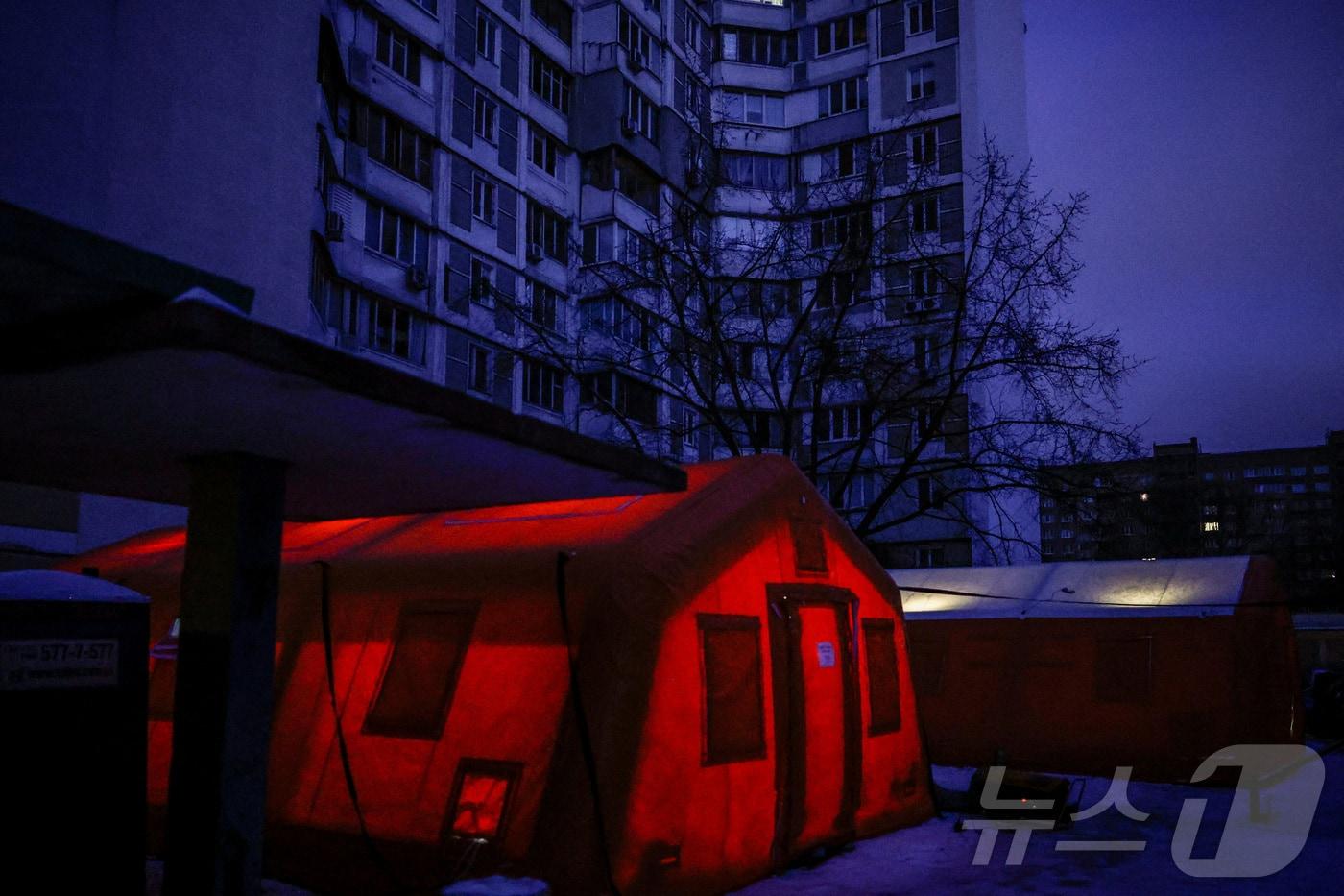 본문 이미지 - 12일(현지시간) 러시아의 미사일·드론 공격으로 주요 민간 인프라가 타격을 입은 이후 정전이 발생한 우크라이나 키이우. 2026. 01. 12. ⓒ 로이터=뉴스1 ⓒ News1 양은하 기자