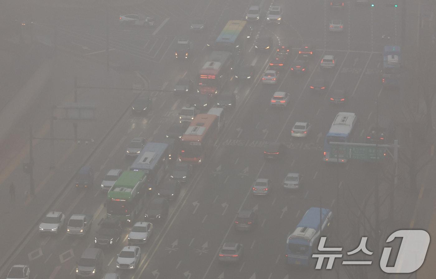 본문 이미지 - 짙은 안개로 뿌옇게 보이는 도로.(뉴스1DB)/뉴스1