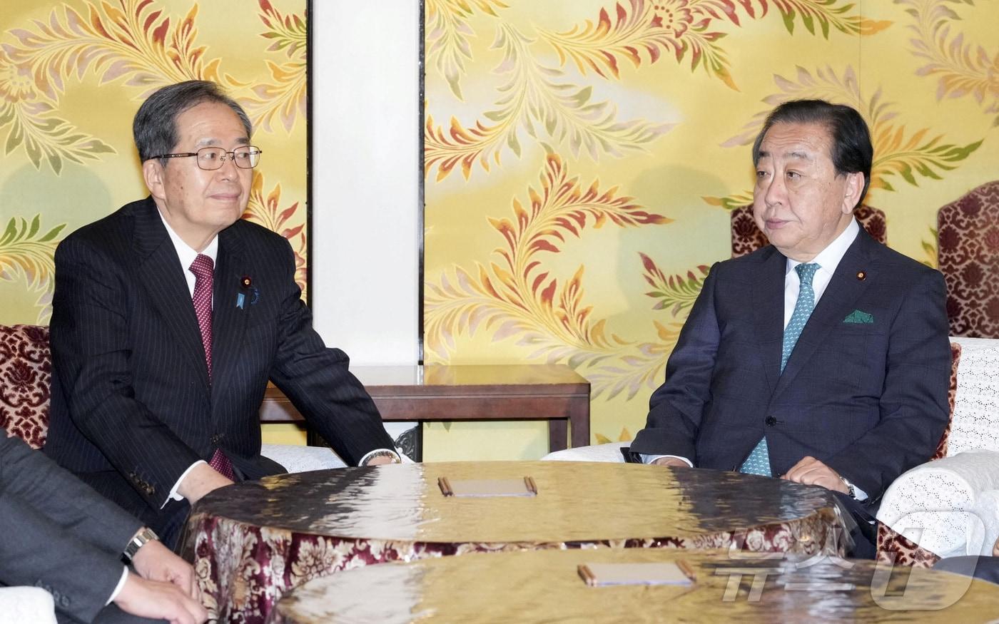 본문 이미지 - 15일 노다 요시히코 입헌민주당 대표와 사이토 데쓰오 공명당 대표가 도쿄 국회의사당에서 만나 신당 창당에 대해 협의하고 있다. 사진은 교도통신 제공. 2026.01.15 ⓒ 로이터=뉴스1 ⓒ News1 김지완 기자