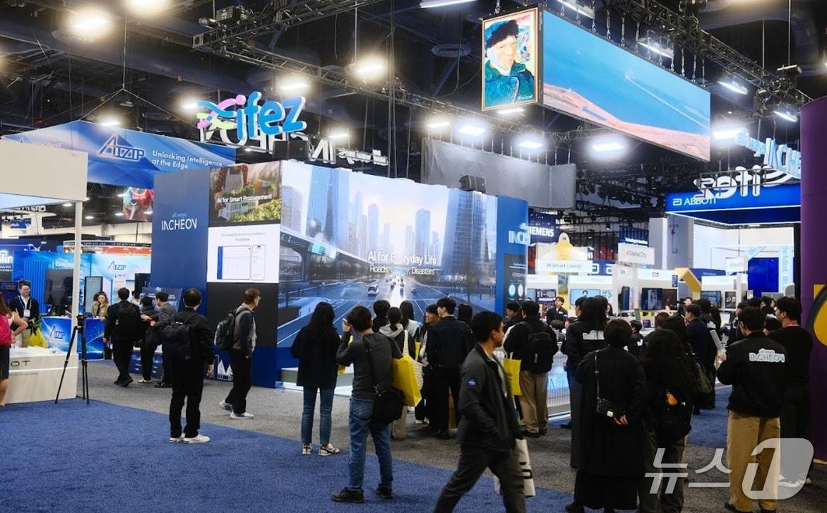 본문 이미지 - 세계 최대 IT(정보기술)·가전 전시회 'CES 2026'에서 운영된 인천-IFEZ 홍보관에 1만 5000여 명이 방문해 인천의 미래도시 비전과 혁신기업의 기술력을 체험했다. (인천경제자유구역청 제공.재판매 및 DB금지)