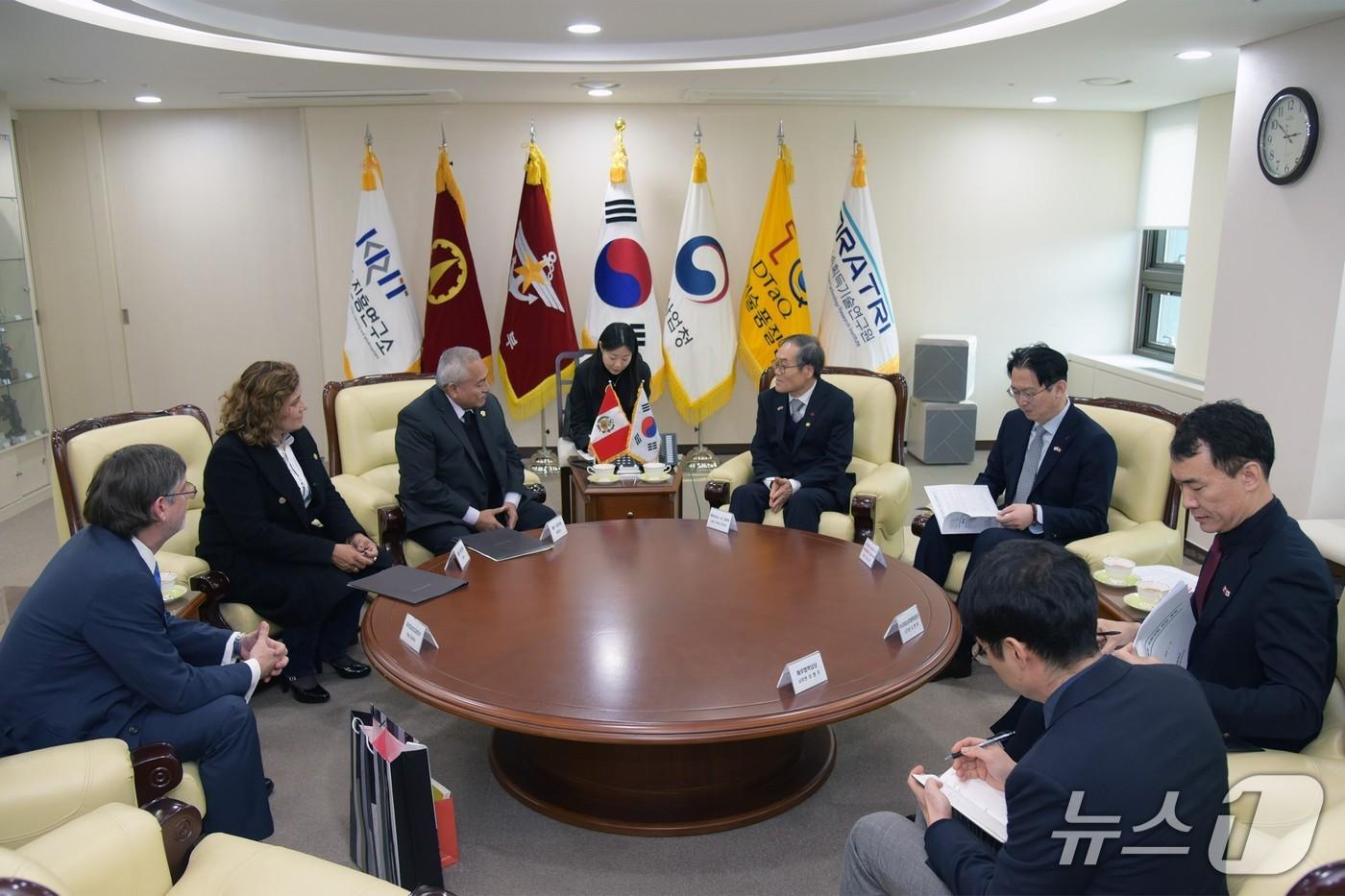 본문 이미지 - 15일 경기 과천 방위사업청 청사에서 이용철 방위사업청장과 페루 국회의원단이 양국 방산협력 강화를 위한 면담 중이다. (방위사업청 제공)