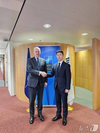 본문 이미지 - 윤종권 외교부 국제사이버협력대사와 보리스 루게 나토 정무·안보정책 사무차장보가 각각 수석대표로  15일(현지시간) 브뤼셀에서 제15차 정책협의회를 개최했다. 2025.01.16. (외교부 제공)