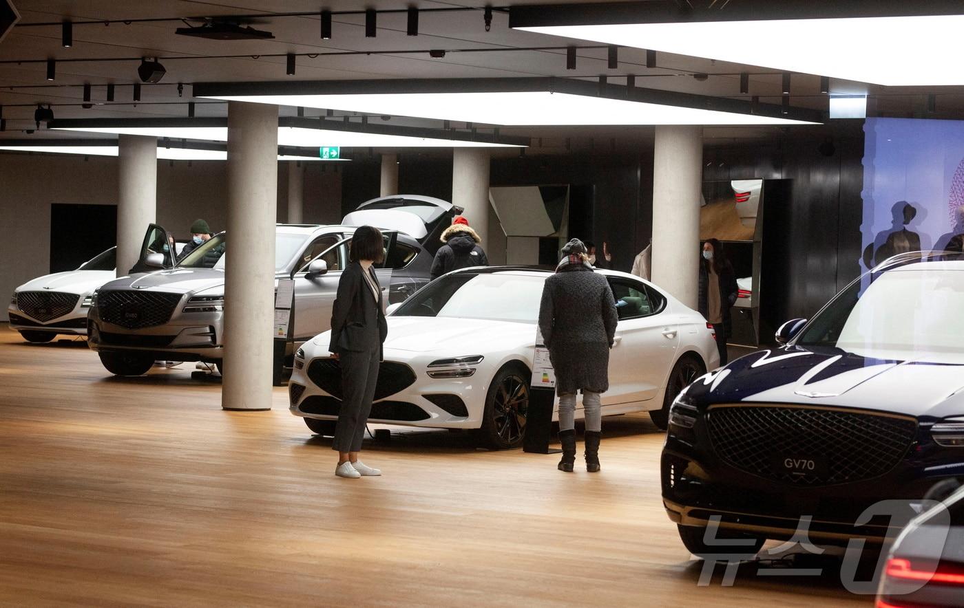 본문 이미지 - 스위스 취리히에 자리한 현대자동차그룹 제네시스 브랜드 전시장의 내부 모습(자료사진). 2021.12.12. ⓒ 로이터=뉴스1 ⓒ News1 김성식 기자