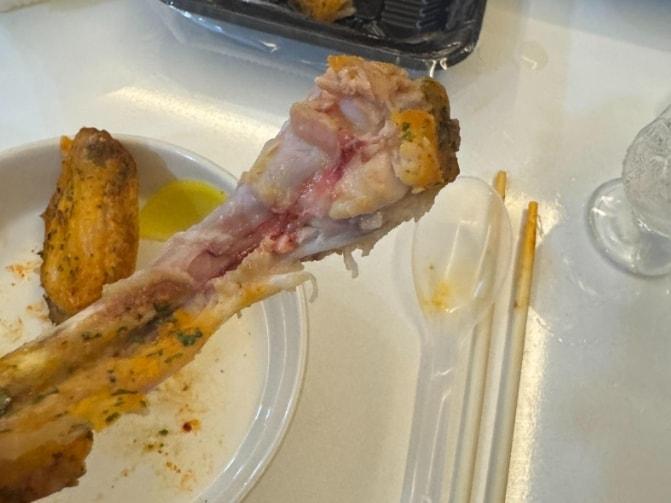 본문 이미지 - 'XX 치킨'에서 배달 받은 덜익은 치킨의 모습. 출처=보배드림