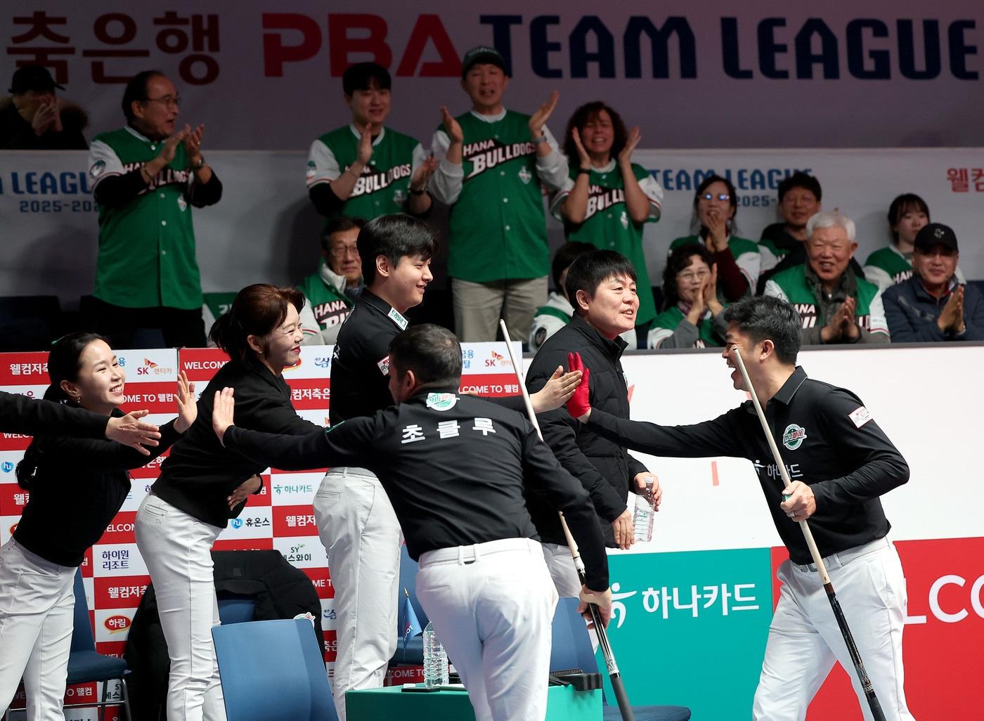 본문 이미지 - 하나카드가 크라운해태를 제치고 PBA 팀리그 플레이오프에 진출했다.( PBA  제공) 