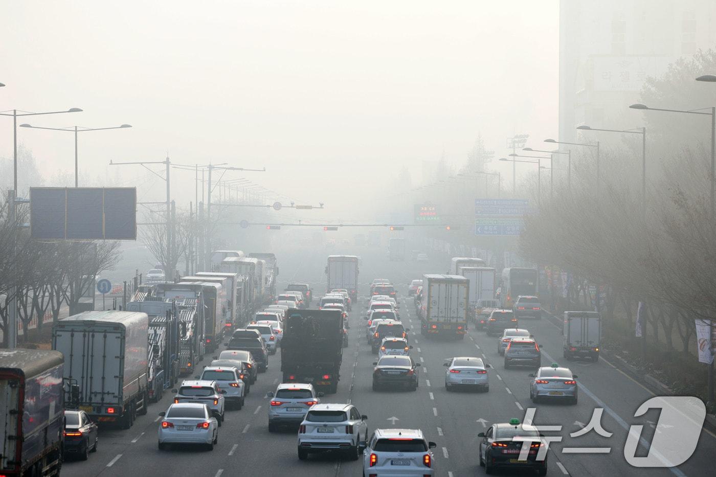 본문 이미지 - 짙은 안개 속 광주 서구 무진대로 일대에서 차량들이 신호를 기다리고 있다. ⓒ 뉴스1 이승현 기자