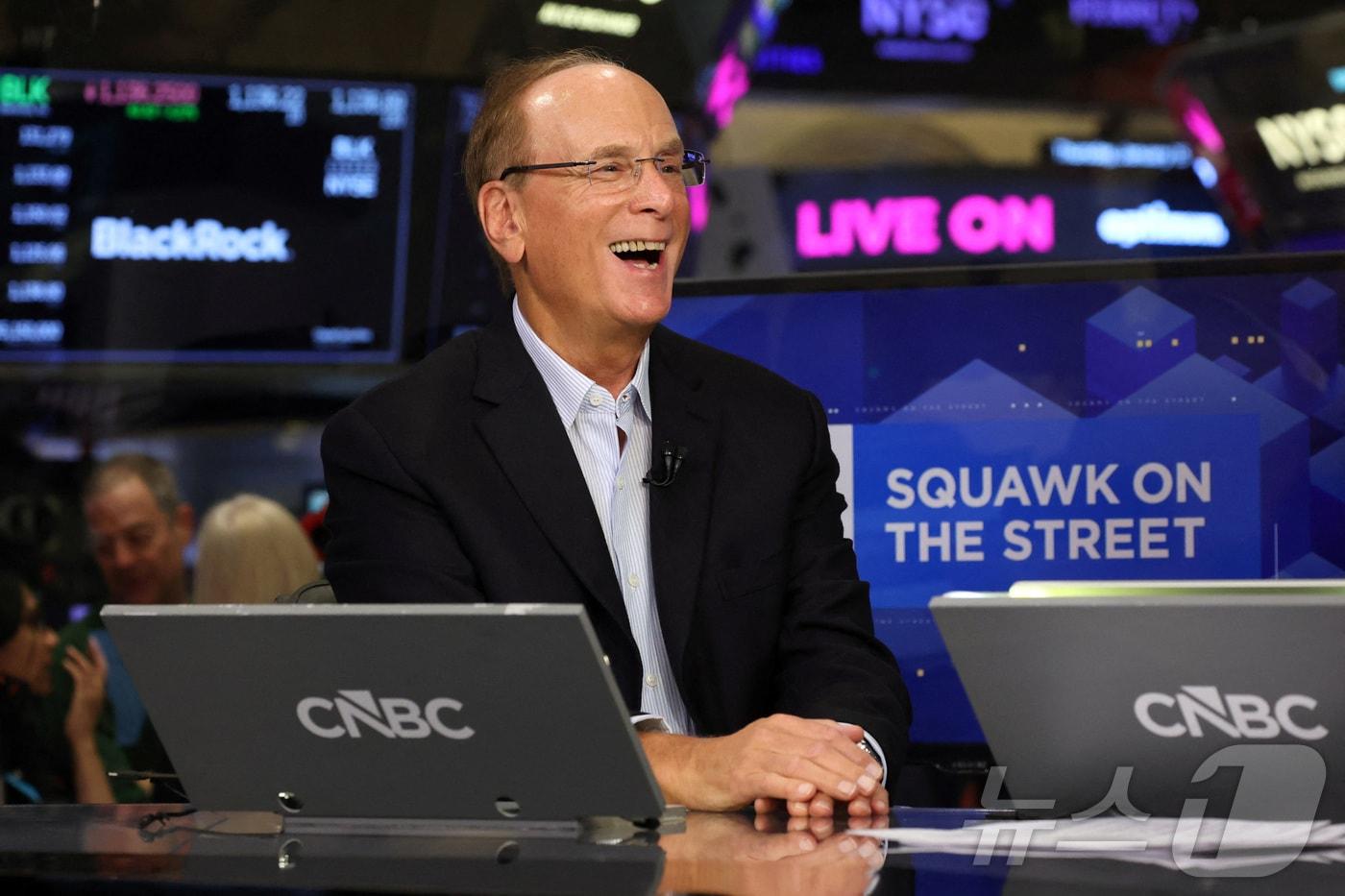 본문 이미지 - 래리 핑크 블랙록 최고경영자(CEO)가 15일 CNBC방송 스쿼크 박스에 출연해 환하게 웃고 있다. 블랙록은 지난해 운용자산이 처음으로 14조 달러를 넘어섰다고 발표했다. 2026.1.15 ⓒ 로이터=뉴스1 ⓒ News1 강민경 기자