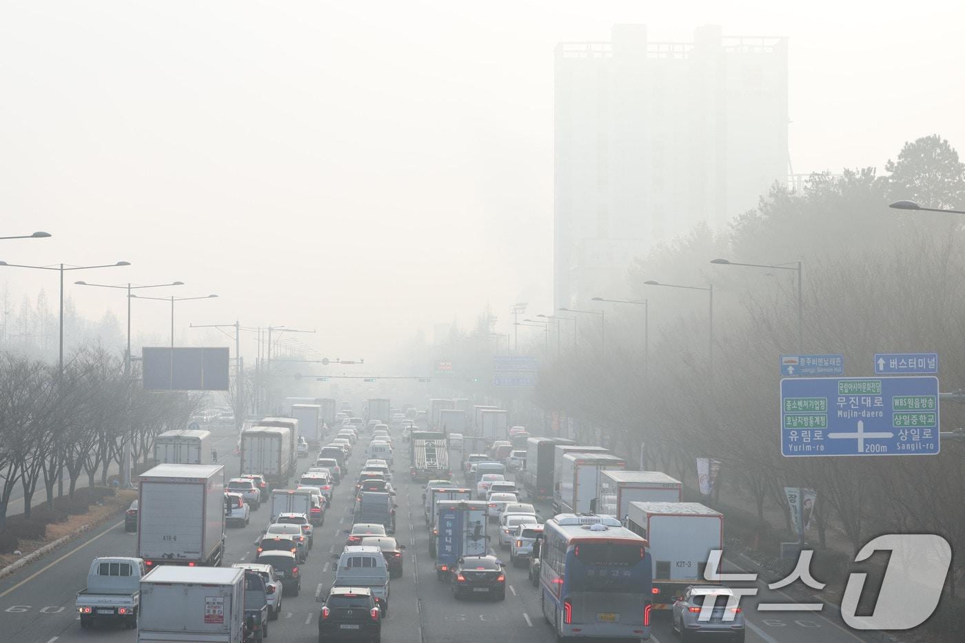 본문 이미지 - 짙은 안개가 낀 16일 오전 광주 서구 무진대로 일대에서 차량들이 서행하고 있다. 2026.1.16/뉴스1 ⓒ News1 이승현 기자