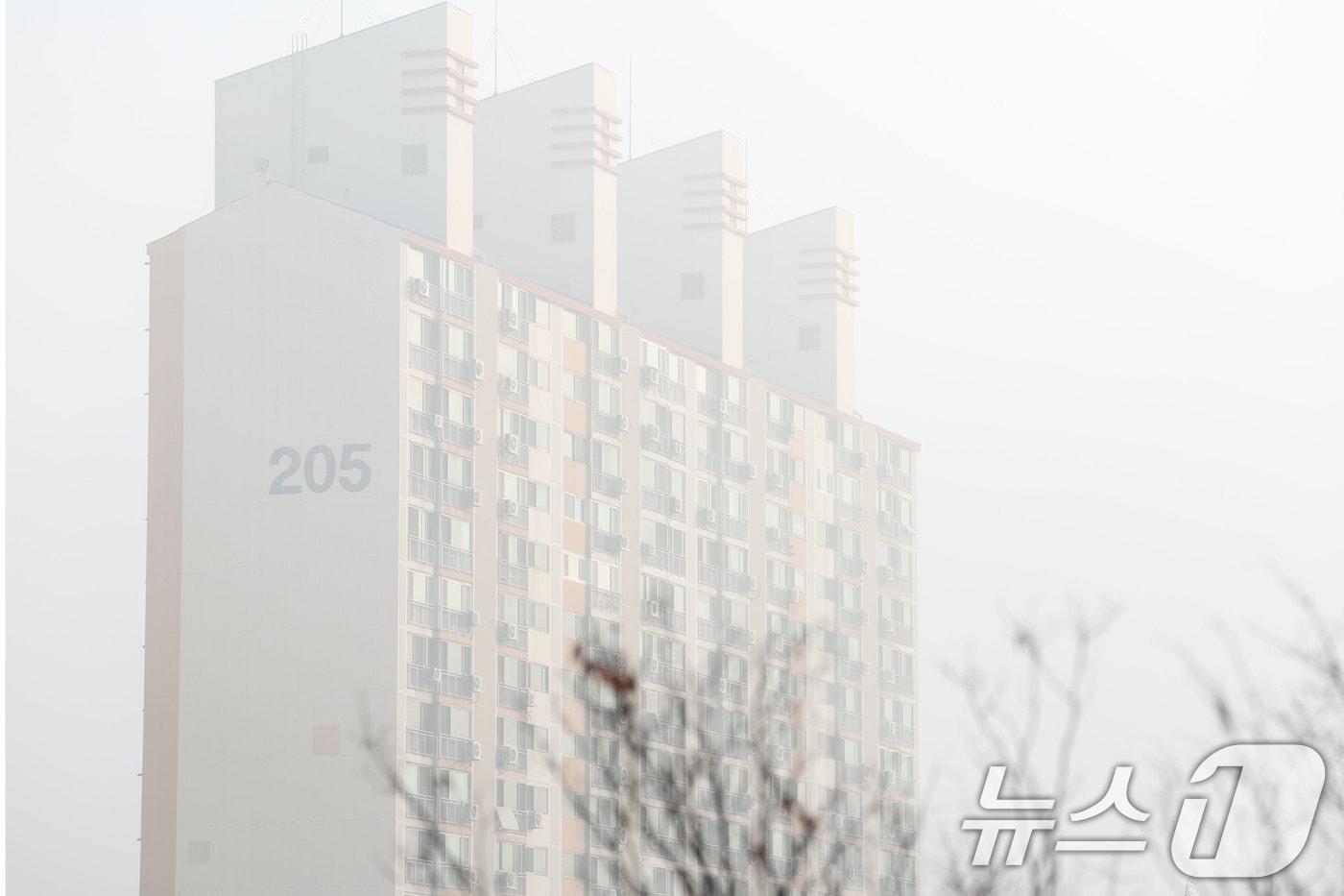 본문 이미지 - 광주의 한 아파트가 짙은 안개에 가려져 있다. (기사의 특정사실과 관계 없음) 2026.1.16 ⓒ 뉴스1 이승현 기자