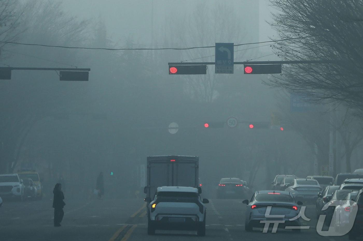본문 이미지 - 짙은 안개가 낀 16일 오전 광주 서구 무진대로 일대에서 차량들이 신호를 기다리고 있다. 2026.1.16/뉴스1 ⓒ News1 이승현 기자