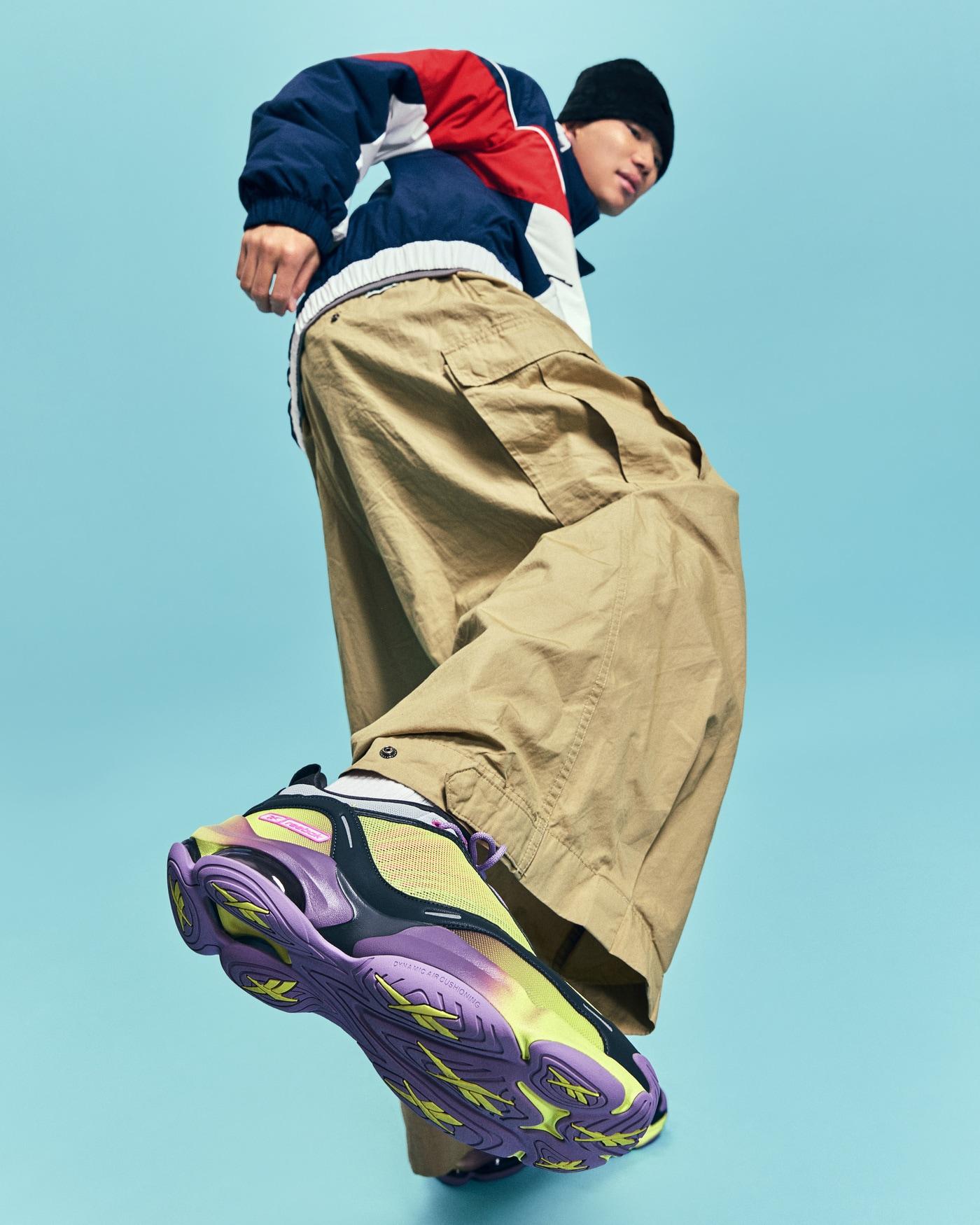 본문 이미지 - 리복(Reebok)은 2026년 봄여름(SS26) 시즌을 맞아 올해의 패션 트렌드로 떠오른 '컬러 블로킹'(Color Blocking)을 반영한 간절기 아우터 신제품을 16일 공개했다.(리복제공)