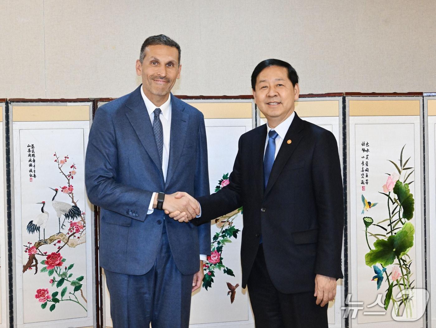 본문 이미지 - 15일 구윤철 부총리 겸 재정경제부 장관이 정부서울청사에서 칼둔 알 무바라크 아부다비 행정청장을 만나 기념촬영을 하고 있다.(재정경제부 제공)2026.1.16/뉴스1 ⓒ News1