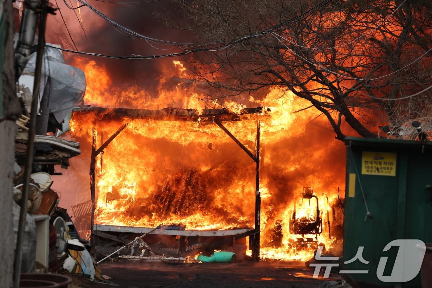 본문 이미지 - 16일 오전 서울 강남구 개포동 구룡마을에서 발생한 화재로 불길이 치솟고 있다. 2026.1.16/뉴스1 ⓒ News1 김진환 기자