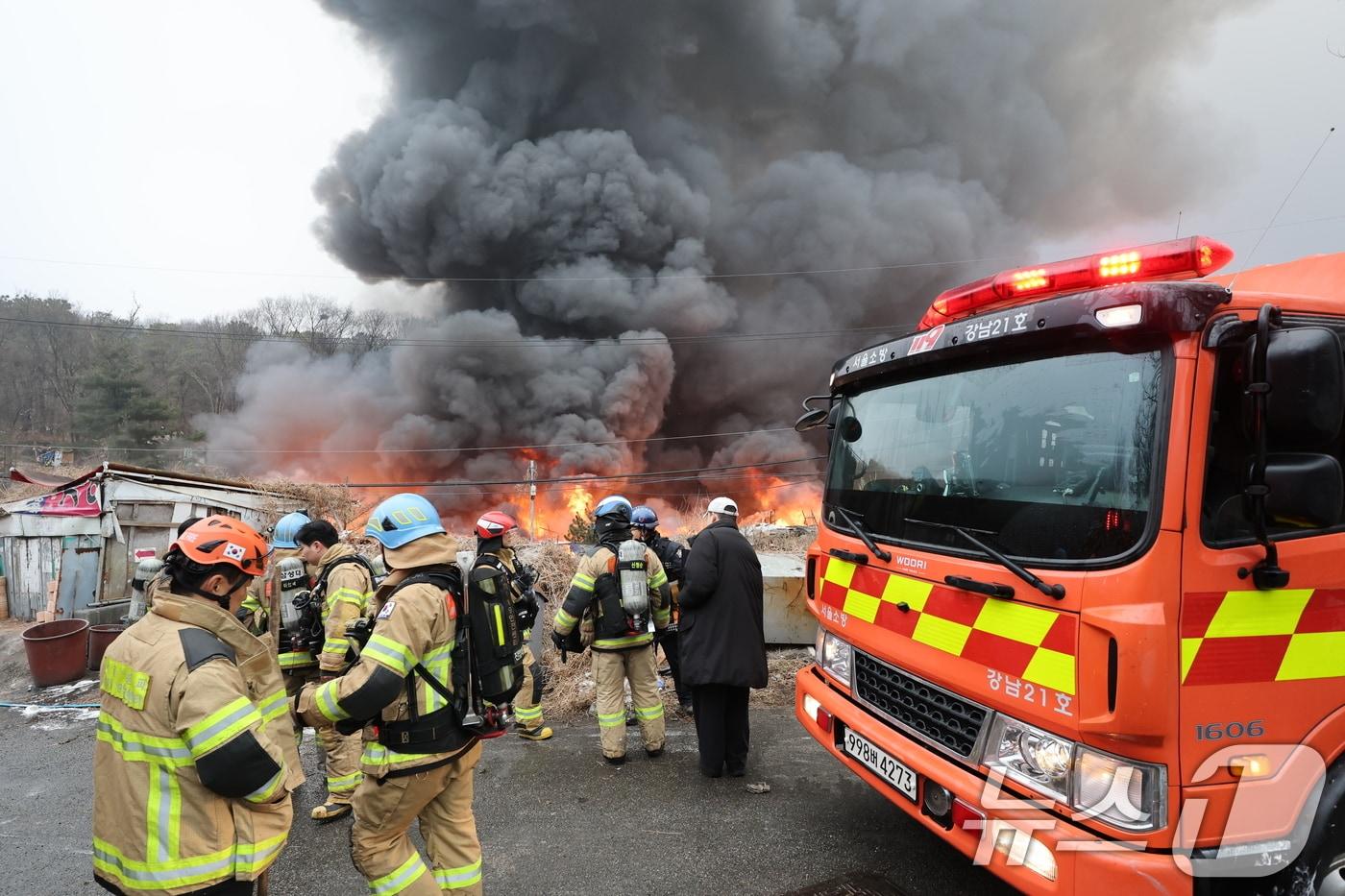 본문 이미지 - 16일 오전 서울 강남구 개포동 구룡마을에서 발생한 화재로 불길이 치솟고 있다. 2026.1.16/뉴스1 ⓒ News1 김진환 기자