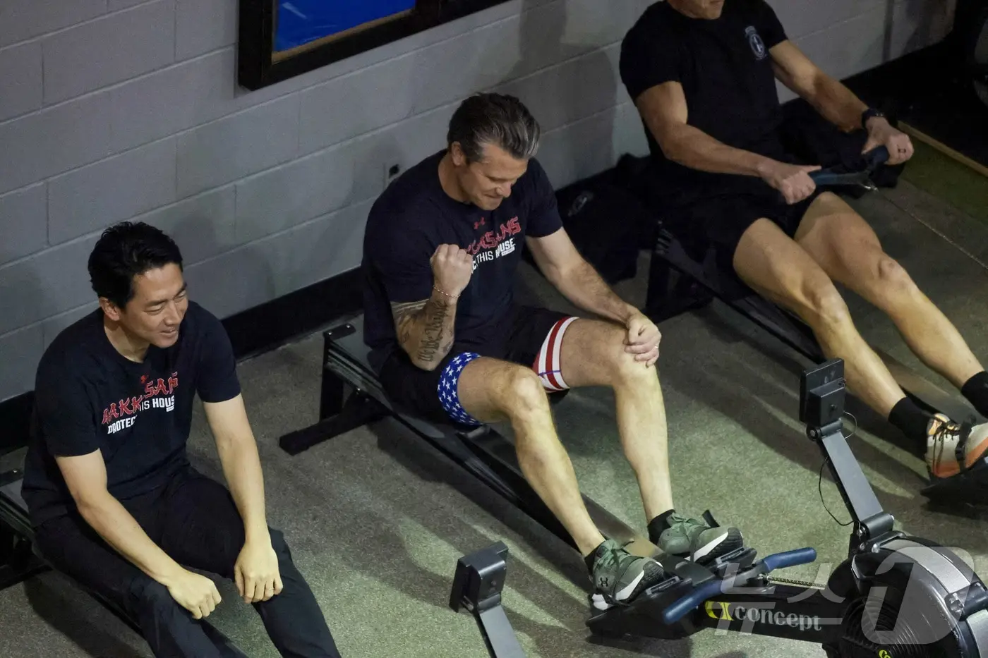 본문 이미지 - 15일(현지시간) 미국 버지니아주 알링턴의 마이어-헨더슨 합동기지에서 고이즈미 신지로 일본 방위상(왼쪽)과 피트 헤그세스 국방장관(가운데)이 체력 단련을 하고 있다. 2026.01.15 ⓒ 로이터=뉴스1 ⓒ News1 김지완 기자