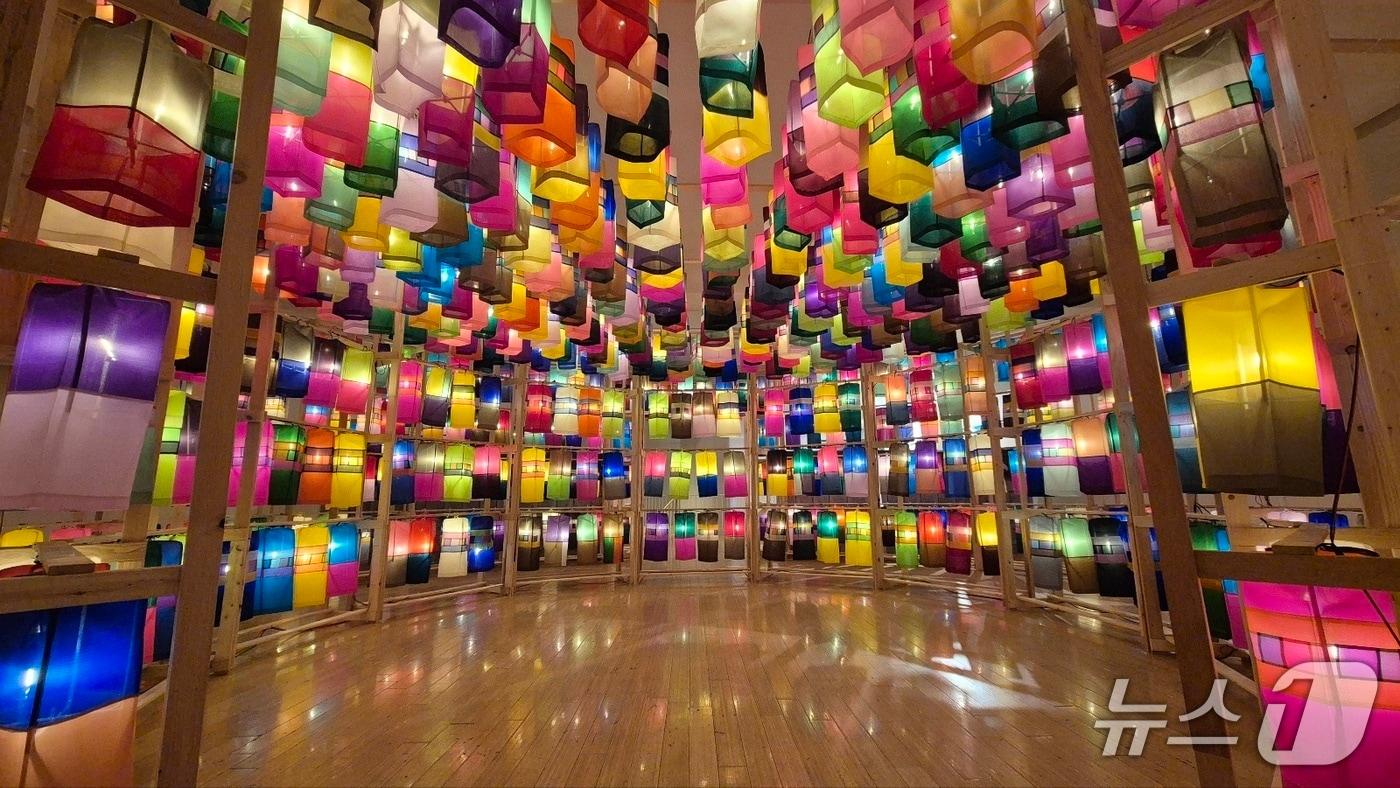 본문 이미지 - 미국 LA 한국문화원에 전시된 진주실크등(진주시 제공. 재판매 및 DB금지).