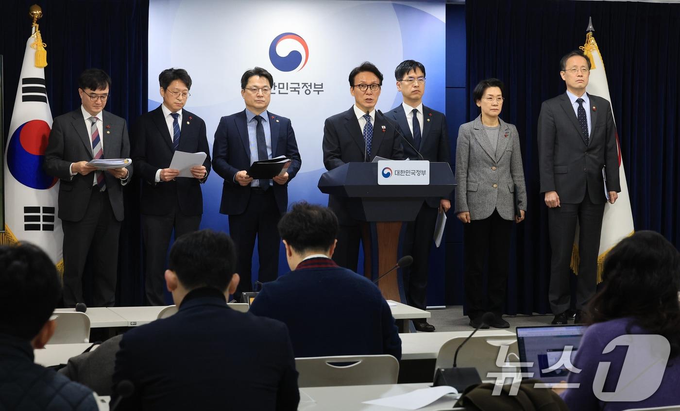 본문 이미지 - 김민석 국무총리가 16일 서울 종로구 정부서울청사에서 행정통합 인센티브 관련 브리핑을 하고 있다. 2026.1.16 ⓒ 뉴스1 임세영 기자