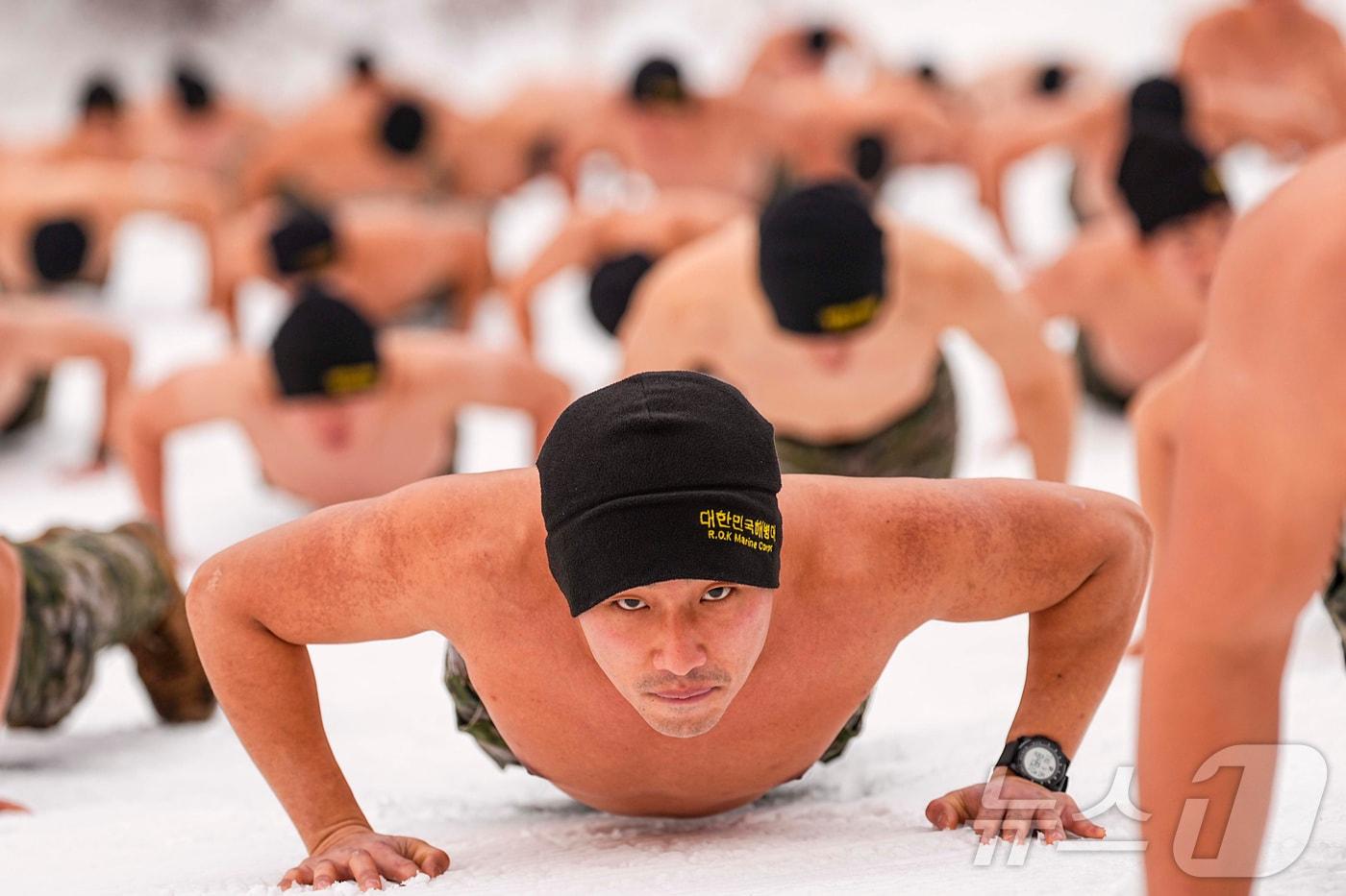 본문 이미지 - 해병대 특수수색여단은 지난 2일부터 2월 26일까지 강원 평창군 황병산 일대에서 2026년 동계 설한지 훈련’을 진행한다고 16일 밝혔다. 사진은 지난 15일 해병대 특수수색여단 장병들이 내한 극복을 위한 체력 단련을 실시하고 있는 모습. (해병대 제공. 재판매 및 DB 금지) 2026.1.16/뉴스1