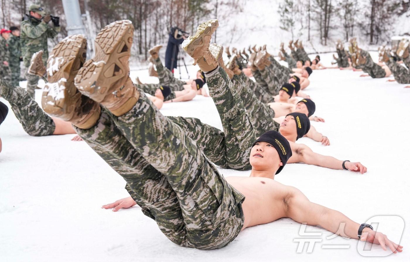 본문 이미지 - 해병대 특수수색여단은 지난 2일부터 2월 26일까지 강원 평창군 황병산 일대에서 2026년 동계 설한지 훈련’을 진행한다고 16일 밝혔다. 사진은 지난 15일 해병대 특수수색여단 장병들이 내한 극복을 위한 체력 단련을 실시하고 있는 모습. (해병대 제공. 재판매 및 DB 금지) 2026.1.16/뉴스1