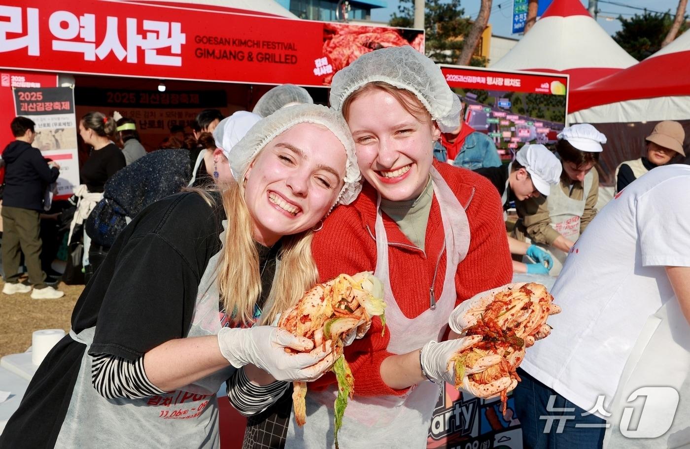본문 이미지 - 2025 괴산김장축체에서 김장담그기 체험을 한 외국인들이 즐거운 표정을 하고 있다.(괴산군 제공, 재판매 및 DB금지)/뉴스1
