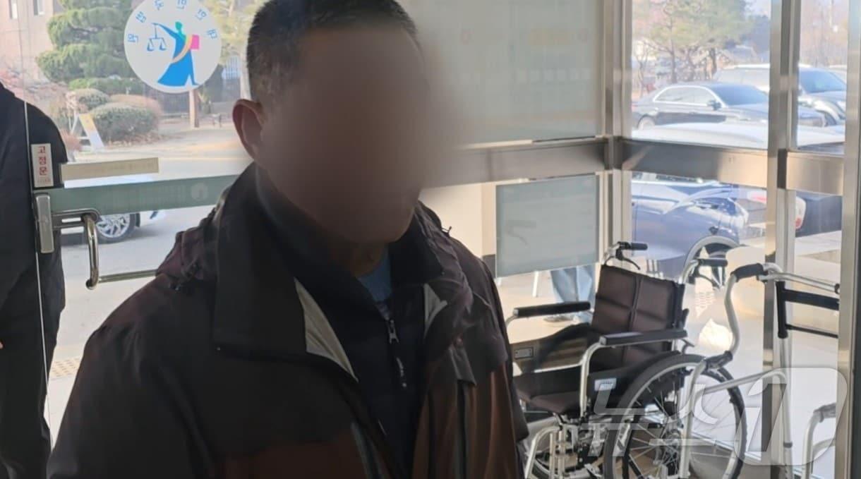 본문 이미지 - 대형 산불을 낸 혐의로 기소된 경북 의성의 한 과수원 농민 등 2명이 16일 오전 선고를 듣기 위해 대구지법 의성지원 법정으로 이동하고 있다.2026.1.16/뉴스1 ⓒ News1 신성훈 기자