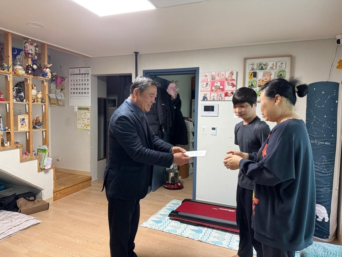 본문 이미지 - 서천군 행복비인후원회가 올해 첫 출산  가정을 찾아 축하금을 전달하고 있다.(서천군 제공. 재판매 및 DB금지)/뉴스1