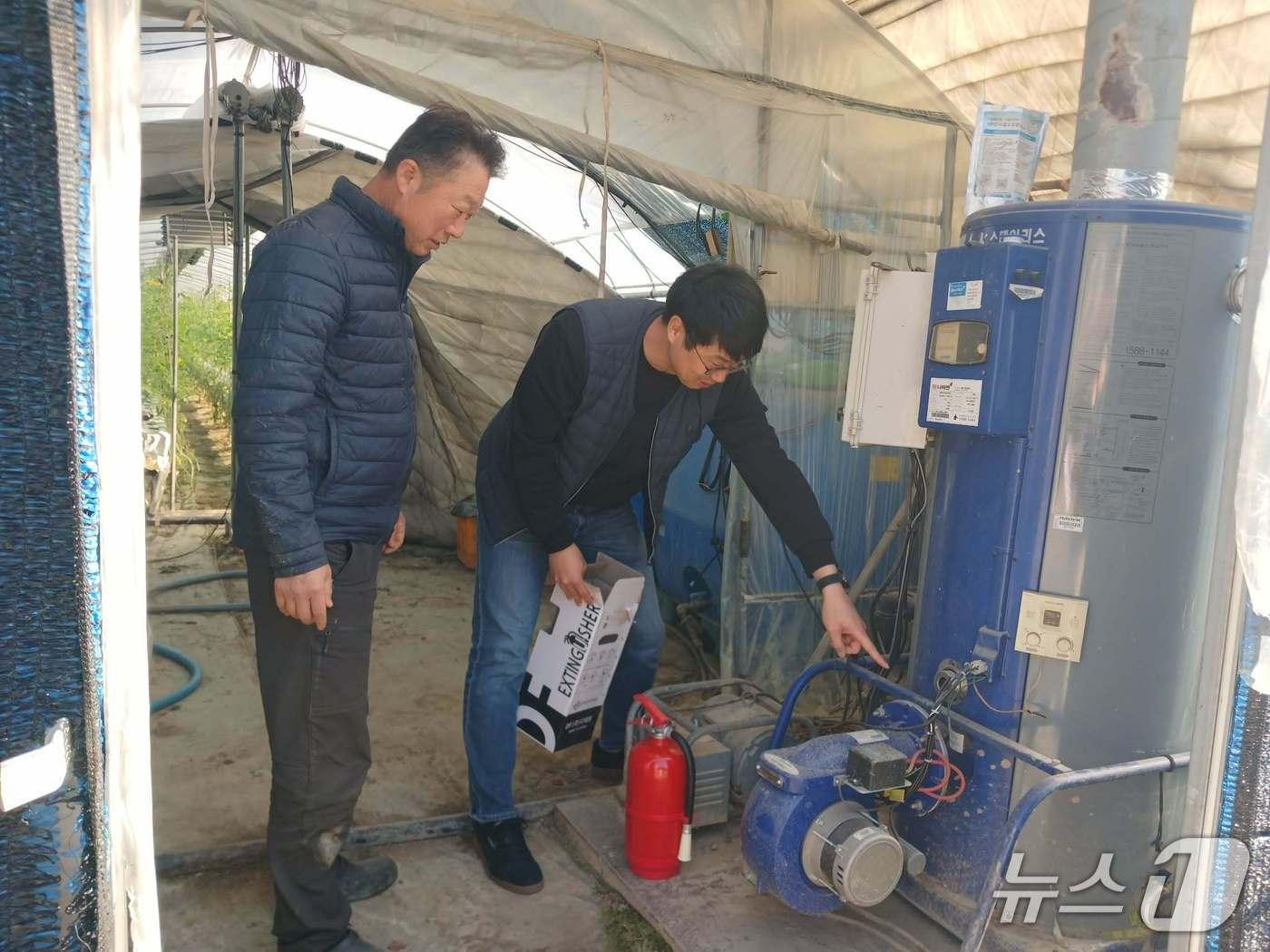 본문 이미지 - 계룡시는 겨울철 기후변동성이 커짐에 따라 농작물과 농업시설 현장 점검에 나섰다. (계룡시 제공.재판매 및 DB 금지)/뉴스1