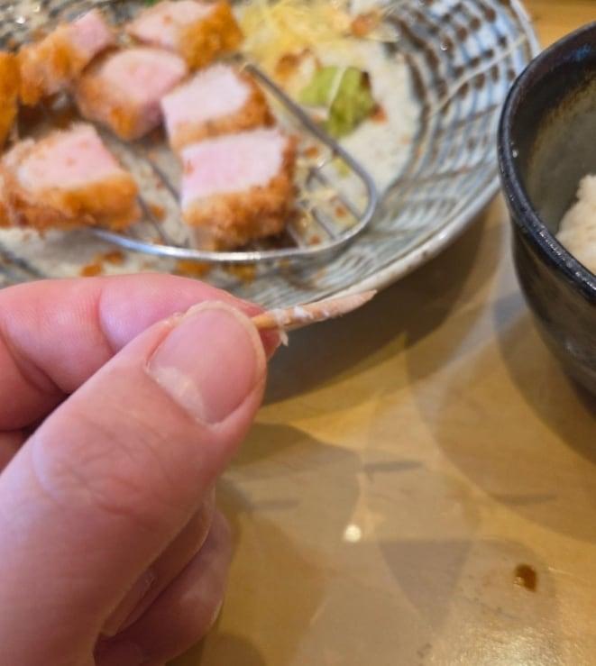 본문 이미지 - 제보자 A 씨가 식사도중 발견한 이쑤시개. 출처=보배드림