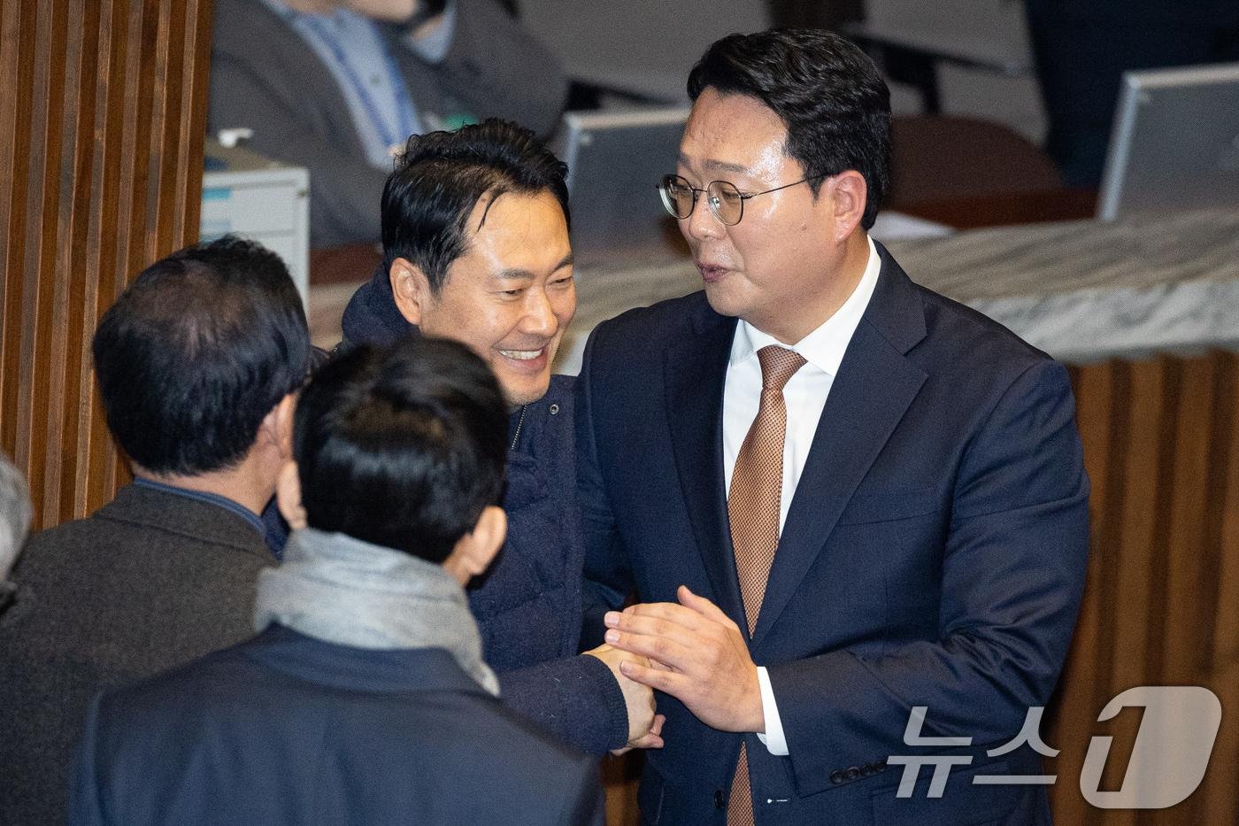 본문 이미지 - 천하람 개혁신당 원내대표가 16일 서울 여의도 국회에서 열린 제431회 국회(임시회) 제1차 본회의에서 윤석열·김건희에 의한 내란·외환 및 국정농단 행위의 진상규명을 위한 특별검사 임명 등에 관한 법률안(2차 종합 특검)에 대한 무제한 토론(필리버스터)을 마친 후 장동혁 국민의힘 대표와 인사를 나누고 있다. 2026.1.16/뉴스1 ⓒ News1 유승관 기자