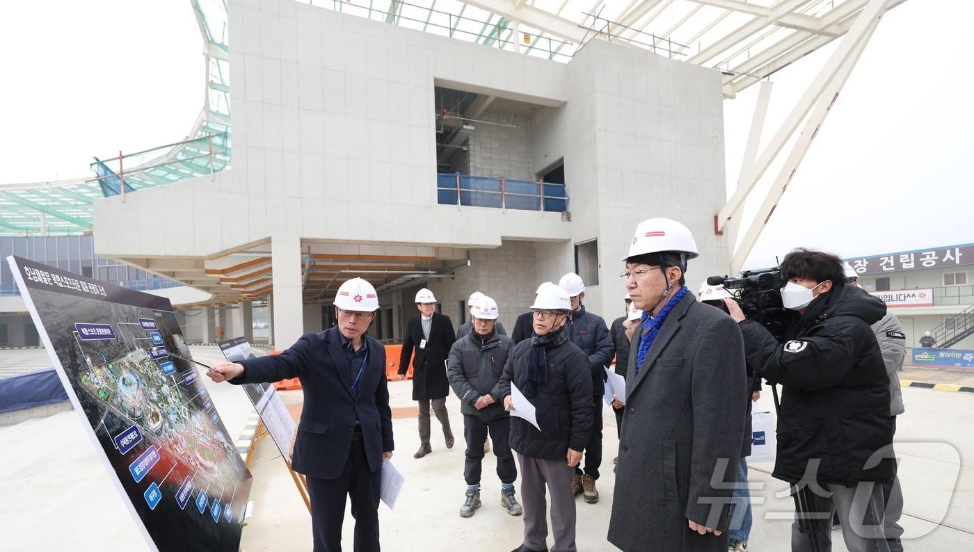 본문 이미지 - 우범기 전주시장이 16일 전북 전주시 호남제일문 복합스포츠 타운 조성 현장을 찾아 공사 현황 브리핑을 듣고 있다. 2026.1.16/뉴스1 ⓒ News1 유경석 기자