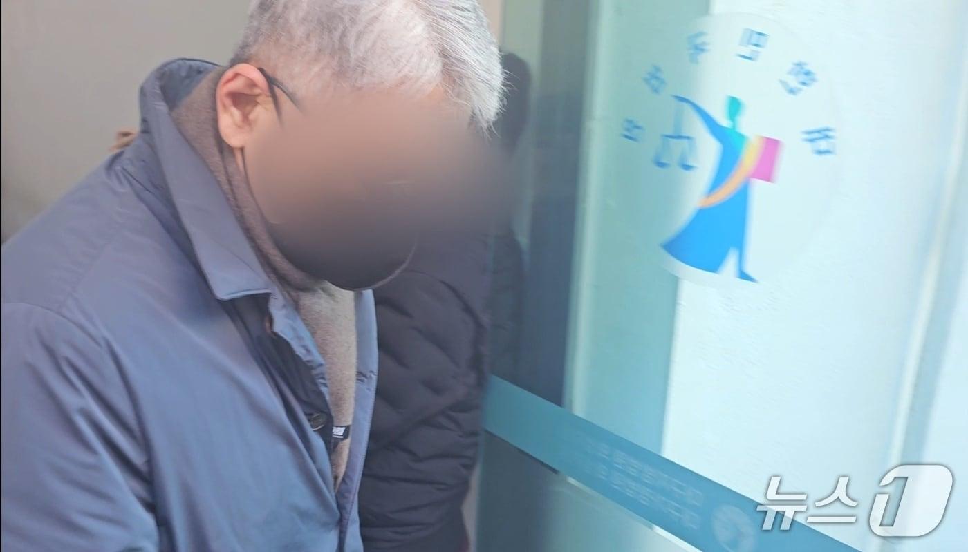 본문 이미지 - 16일 오전 대구지법 의성지원에서 열린 재판에서 징역형 집행유예를 선고받고 법정을 나서는 성묘객 A씨.2026.1.16/뉴스1 신성훈 기자