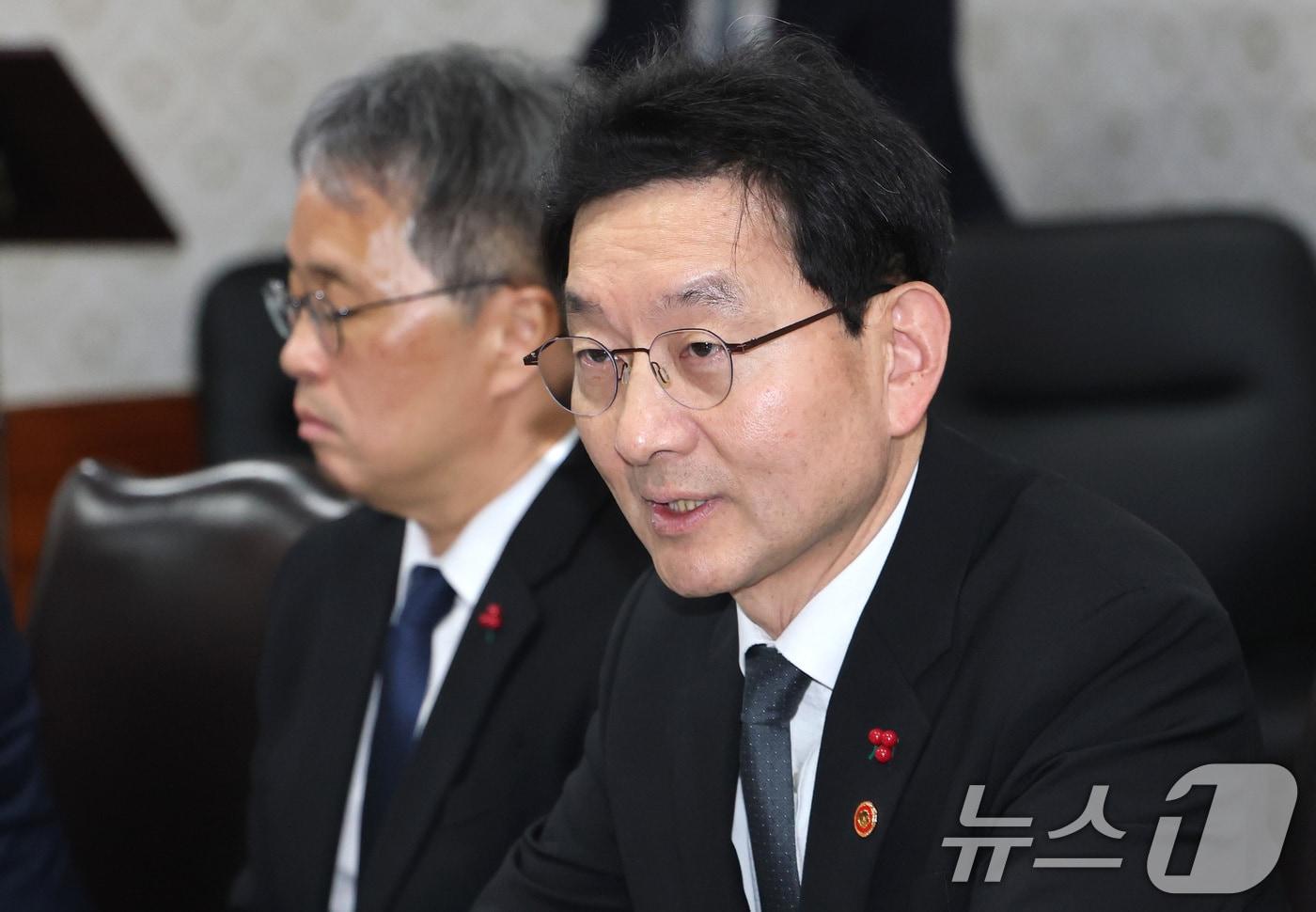 본문 이미지 - 윤창렬 국무조정실장이 16일 서울 종로구 정부서울청사에서 열린 범정부 재정분권 TF 위촉식 및 1차 회의에서 모두발언을 하고 있다. 2026.1.16/뉴스1 ⓒ News1 임세영 기자