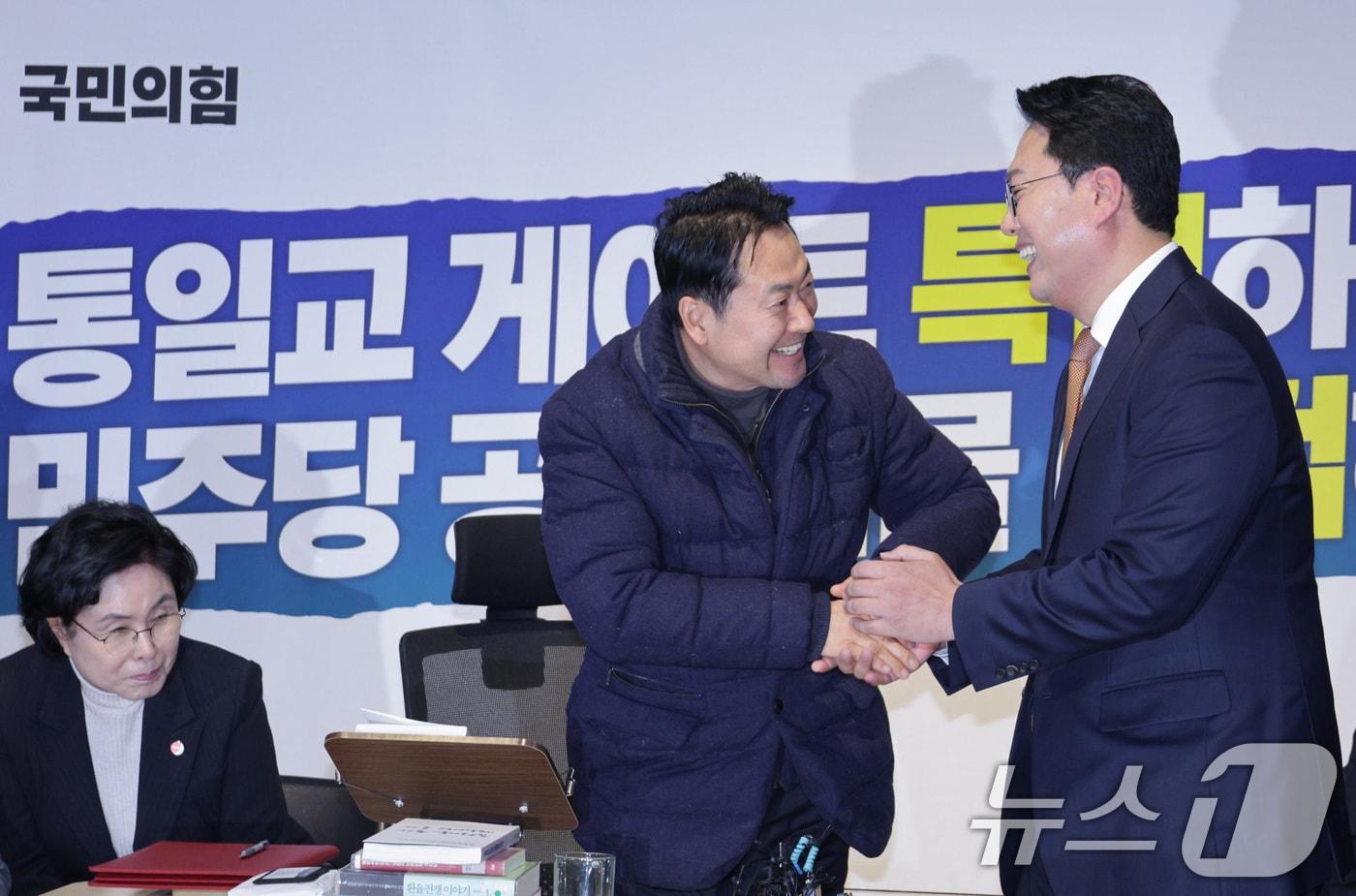 본문 이미지 - 천하람 개혁신당 원내대표가 16일 서울 여의도 국회에서 윤석열·김건희에 의한 내란·외환 및 국정농단 행위의 진상규명을 위한 특별검사 임명 등에 관한 법률안(2차 종합 특검)에 대한 무제한 토론(필리버스터)을 마친 후 단식 중인 장동혁 국민의힘 대표와 악수하고 있다. 2026.1.16/뉴스1 ⓒ News1 신웅수 기자