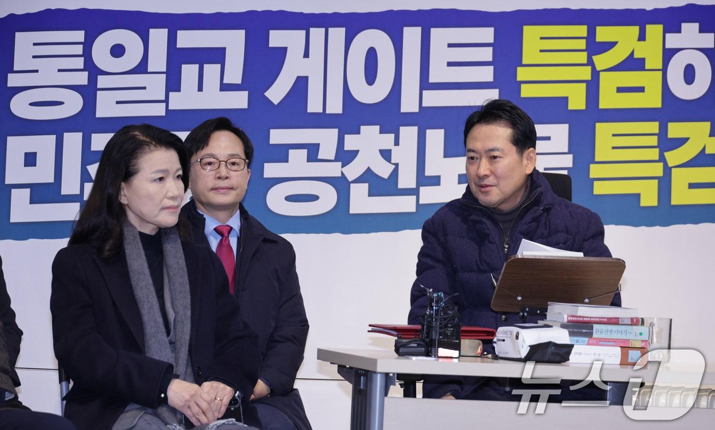 본문 이미지 - 지난 1월 16일 단식 중인 장동혁 국민의힘 대표가 서울 여의도 국회에서 이진숙 전 방송통신위원장을 만나 대화하는 모습. 2026.1.16 ⓒ 뉴스1 신웅수 기자