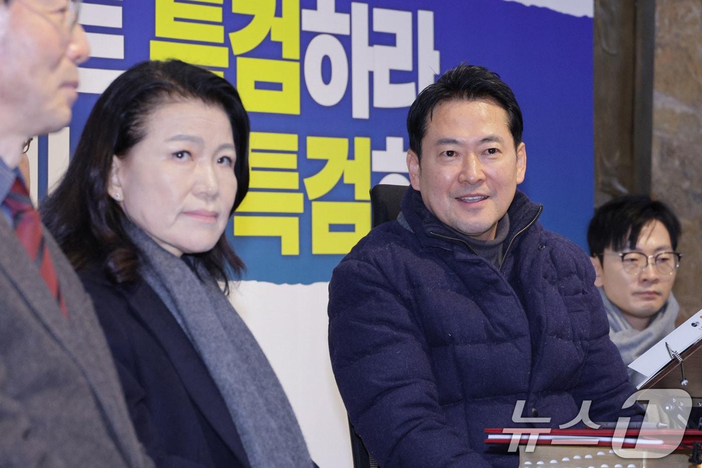 본문 이미지 - 지난 1월 16일 단식 중인 장동혁 국민의힘 대표가 서울 여의도 국회에서 이진숙 전 방송통신위원장을 만나 대화하는 모습. 2026.1.16 ⓒ 뉴스1 신웅수 기자