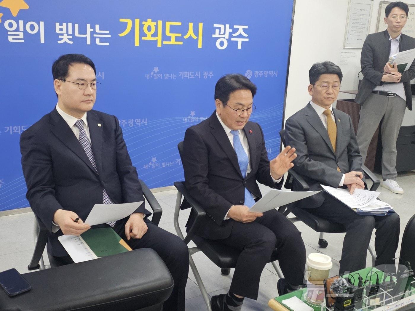 본문 이미지 - 강기정 광주시장이 16일 김민석 국무총리의 행정통합 인센티브 발표와 관련한 설명을 하고 있다. ⓒ News1 서충섭 기자