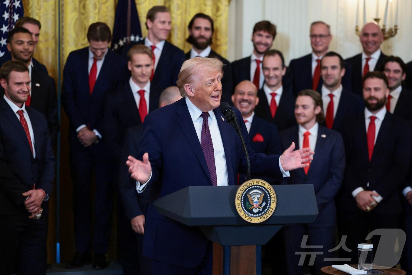 본문 이미지 - 도널드 트럼프 미국 대통령이 15일(현지시간) 미국 워싱턴 D.C. 백악관에서 북미아이스하키리그(NHL) 스탠리컵 우승팀인 플로리다 팬서스를 초청해 축사를 하고 있다. 2026.01.15 ⓒ 로이터=뉴스1 ⓒ News1 최종일 선임기자