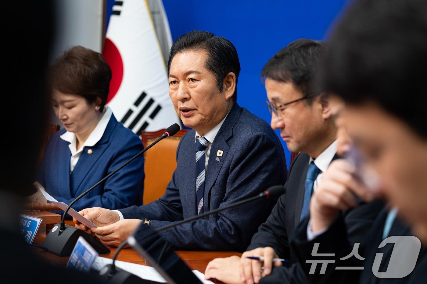 본문 이미지 - 정청래 더불어민주당 대표가 16일 서울 여의도 국회에서 열린 최고위원회의에서 모두 발언을 하고 있다. 2026.1.16/뉴스1 ⓒ News1 유승관 기자