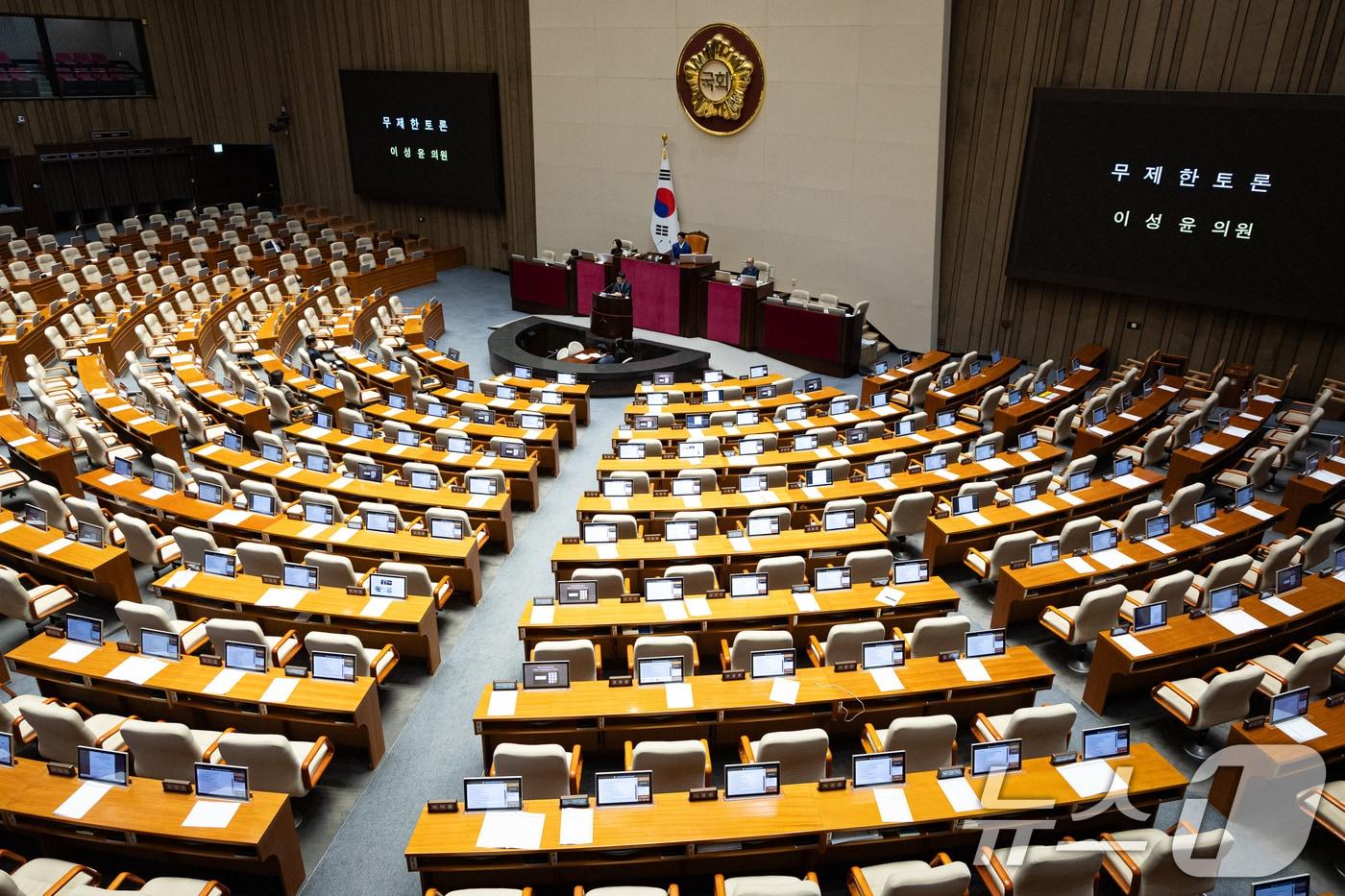 본문 이미지 - 이성윤 더불어민주당 의원이 16일 서울 여의도 국회에서 열린 제431회 국회(임시회) 제1차 본회의에서 윤석열·김건희에 의한 내란·외환 및 국정농단 행위의 진상규명을 위한 특별검사 임명 등에 관한 법률안(2차 종합 특검)에 대한 찬성 무제한 토론(필리버스터)을 하고 있다. 2026.1.16/뉴스1 ⓒ News1 유승관 기자