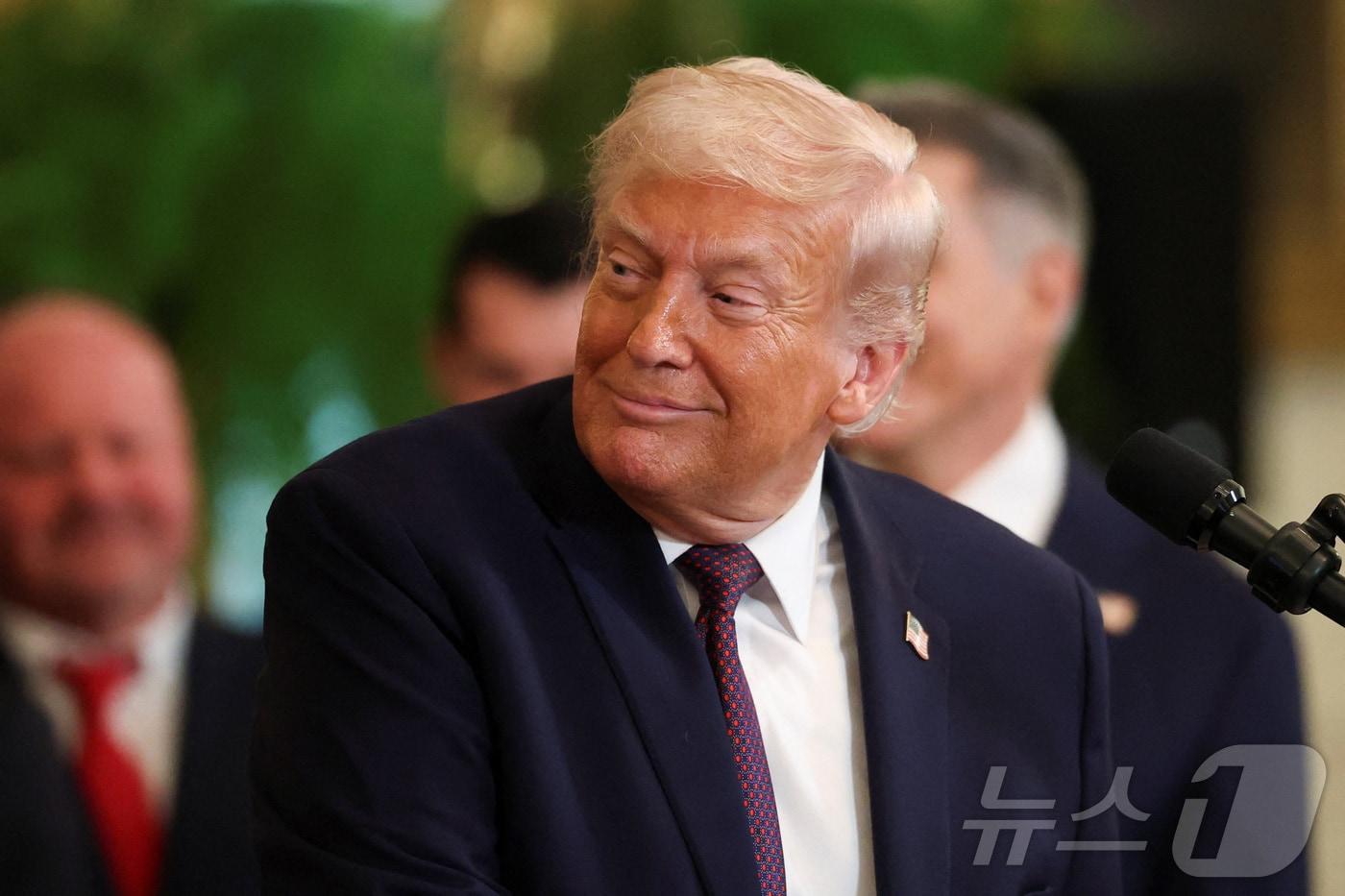 본문 이미지 - 도널드 트럼프 미국 대통령이 15일(현지시간) 워싱턴DC 백악관에서 NHL 스탠리컵 우승팀 플로리다 팬서스를 축하하며 연설하고 있다. 2026.1.15 ⓒ 로이터=뉴스1 ⓒ News1 김경민 기자