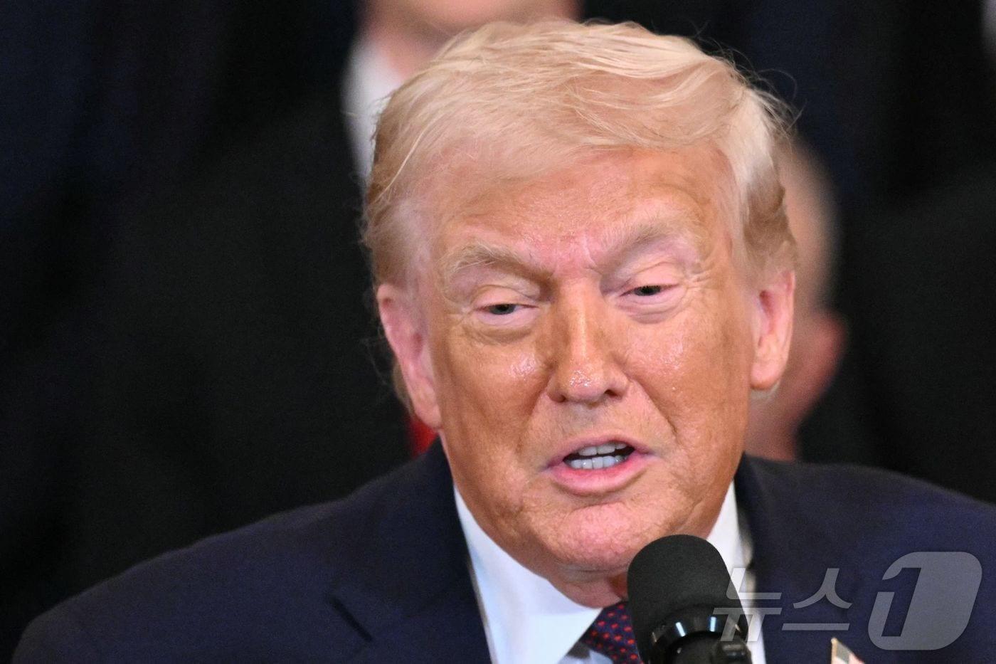 본문 이미지 - 도널드 트럼프 미국 대통령이 15일(현지시간) 워싱턴DC 백악관에서 NHL 스탠리컵 우승팀 플로리다 팬서스를 축하하며 연설하고 있다. 2026.1.15 ⓒ AFP=뉴스1 