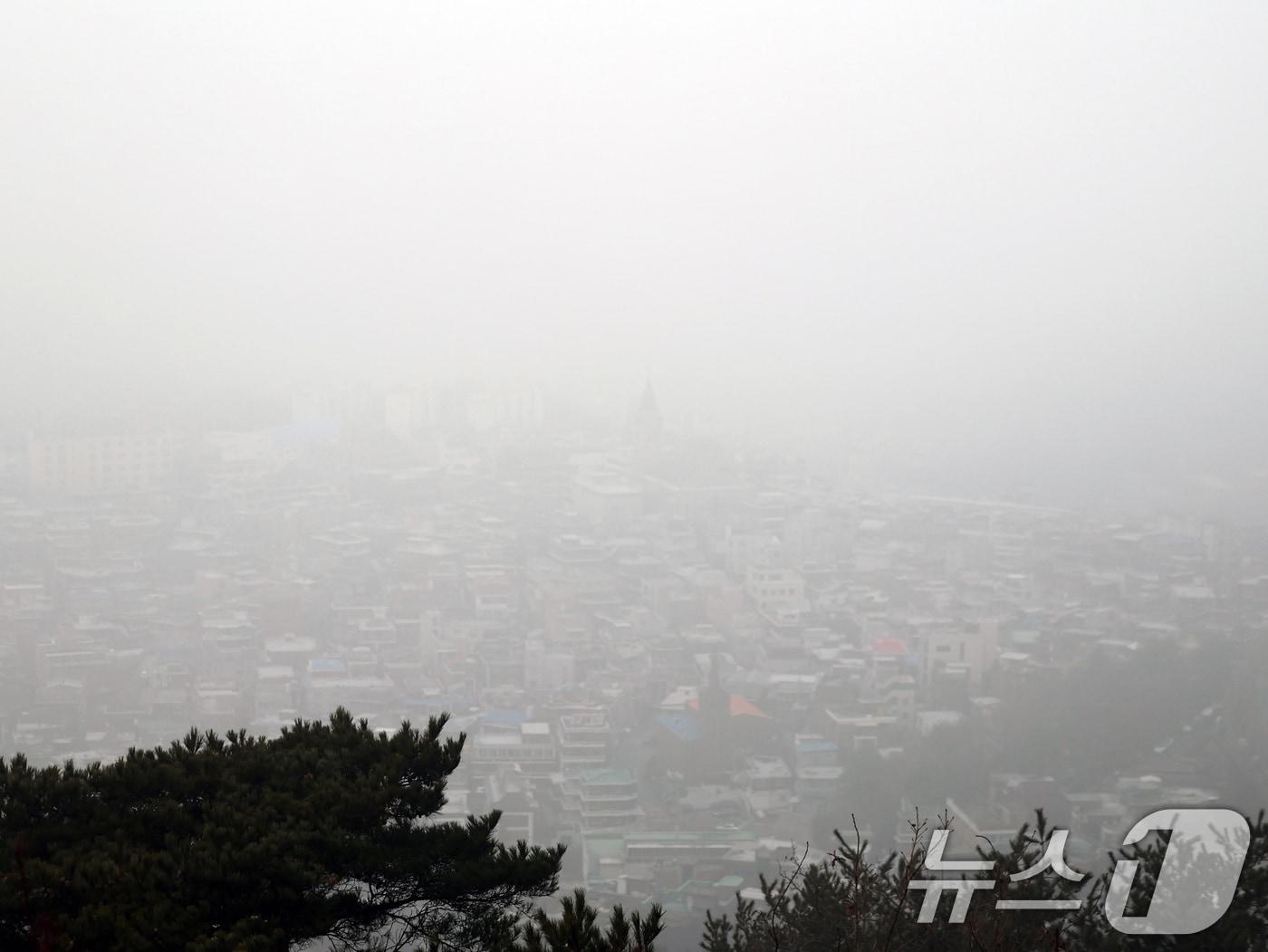본문 이미지 - 16일 오전 서울 남산에서 바라본 서울 도심이 초미세먼지와 짙은 안개로 뿌옇게 보이고 있다. 서울시는 이날 오전 11시 기준 초미세먼지 주의보를 발령했다고 밝혔다. 올해 첫 초미세먼지 주의보 발령이다. 2026.1.16/뉴스1 ⓒ News1 황기선 기자