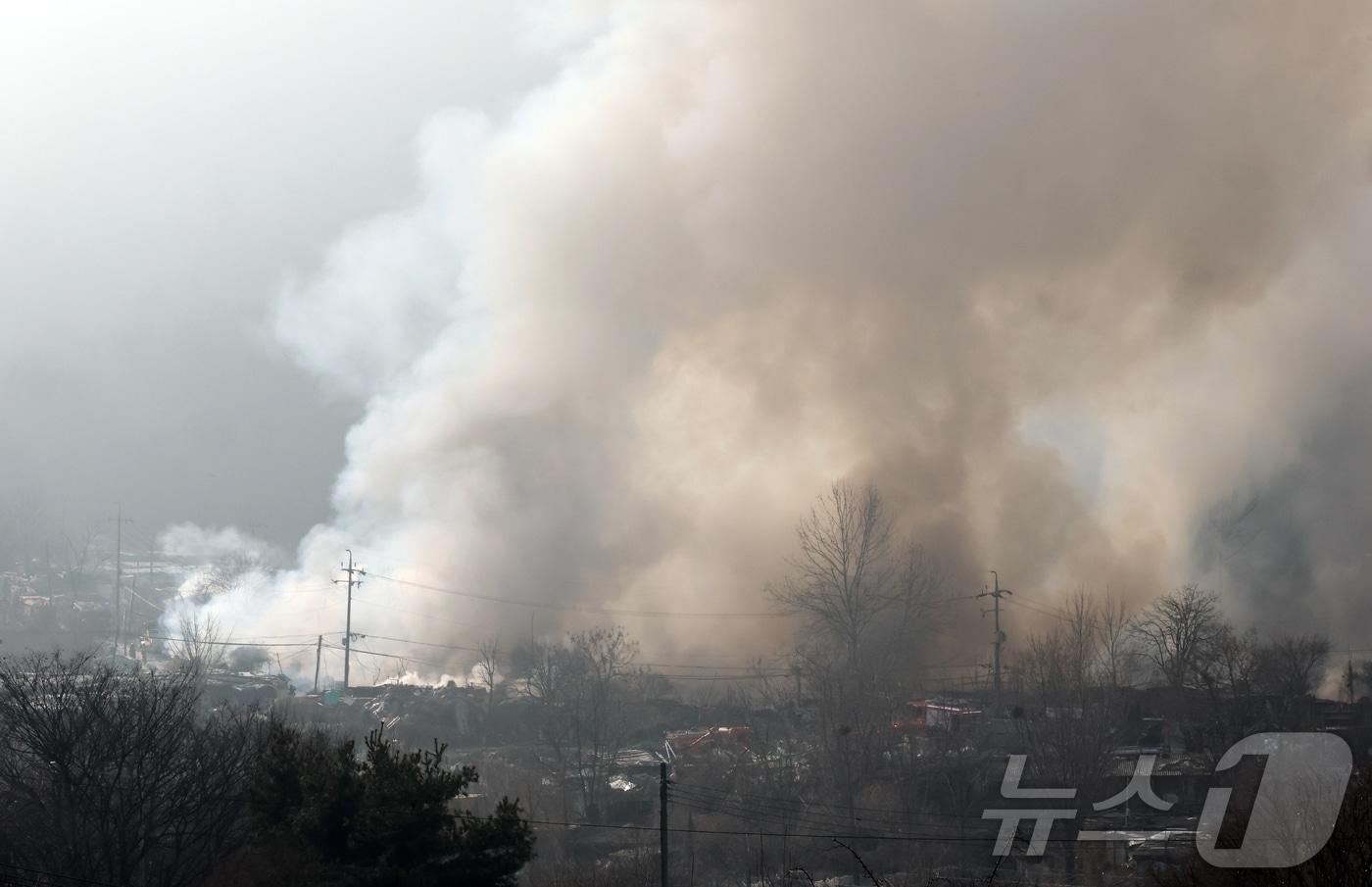 본문 이미지 - 16일 서울 강남구 개포동 구룡마을에서 연기가 치솟고 있다. 소방당국은 이날 오전 8시 49분께 대응 2단계를 발령해 소방 234명, 구청 120명, 경찰 70명 등 인력 427명과 장비 69대를 투입했다. 2026.1.16/뉴스1 ⓒ News1 김진환 기자