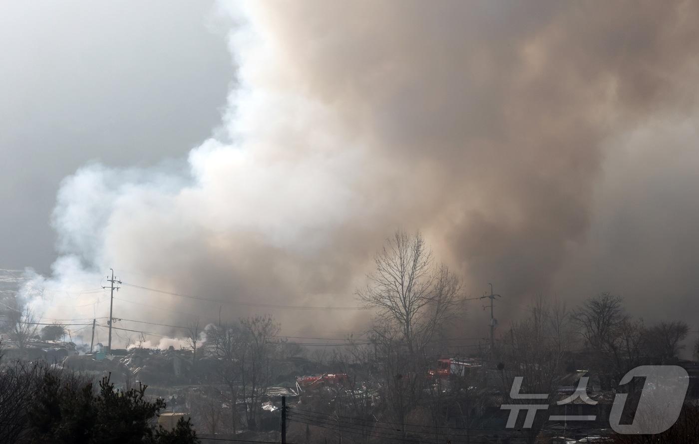 본문 이미지 - 16일 서울 강남구 개포동 구룡마을에서 연기가 치솟고 있다. 2026.1.16/뉴스1 ⓒ News1 김진환 기자