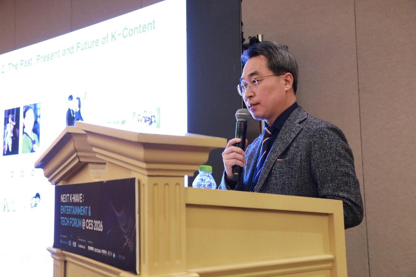 본문 이미지 - 고삼석 동국대학교 석좌교수가 지난 7일(현지시간) 미국 라스베이거스 시저스 팰리스에서 열린 'K-웨이브 엔터테크 포럼'에서 '넥스트 K-웨이브 이니셔티브'를 주제로 기조연설을 하고 있다.(K-엔터테크 허브 제공)