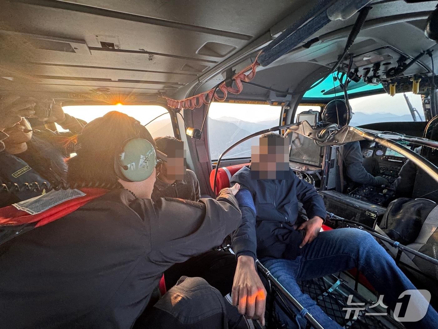본문 이미지 - 서해해경청 헬기 응급구조사가 외국인 선원에 대한 응급 처치를 하고 있다.(서해해경청 제공. 재판매 및 DB 금지)