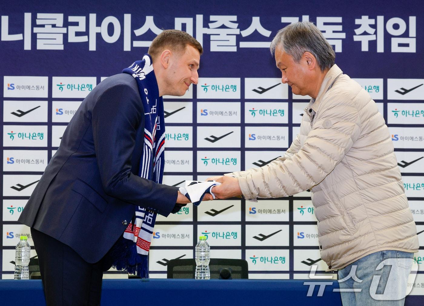 본문 이미지 - 남자 농구 국가대표팀을 이끌게 된 니콜라이스 마줄스(Nikolajs Mazurs) 감독이 16일 서울 중구 프레스센터에서 열린 취임 기자회견에서 유재학 KBL 경기본부장으로부터 유니폼을 전달받고 있다. 2026.1.16 ⓒ 뉴스1 안은나 기자