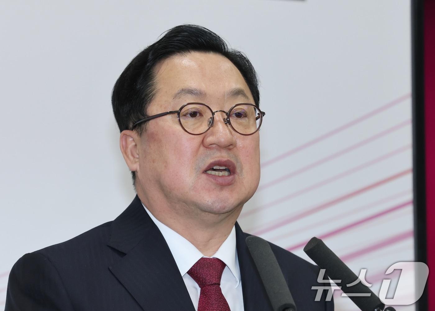 본문 이미지 - 이장우 대전시장이 16일 오전 시청 브리핑룸에서 대전·충남 행정통합 관련 긴급 브리핑을 하고 있다. 정부는 행정 통합을 촉진하기 위해 통합특별시에 각각 연간 최대 5조 원씩, 4년간 최대 20조 원 수준의 파격적인 재정 지원 방안을 마련하겠다고 밝혔다. 또한 통합특별시에 서울특별시에 준하는 지위도 부여하기로 했다. 2026.1.16/뉴스1 ⓒ News1 김기태 기자