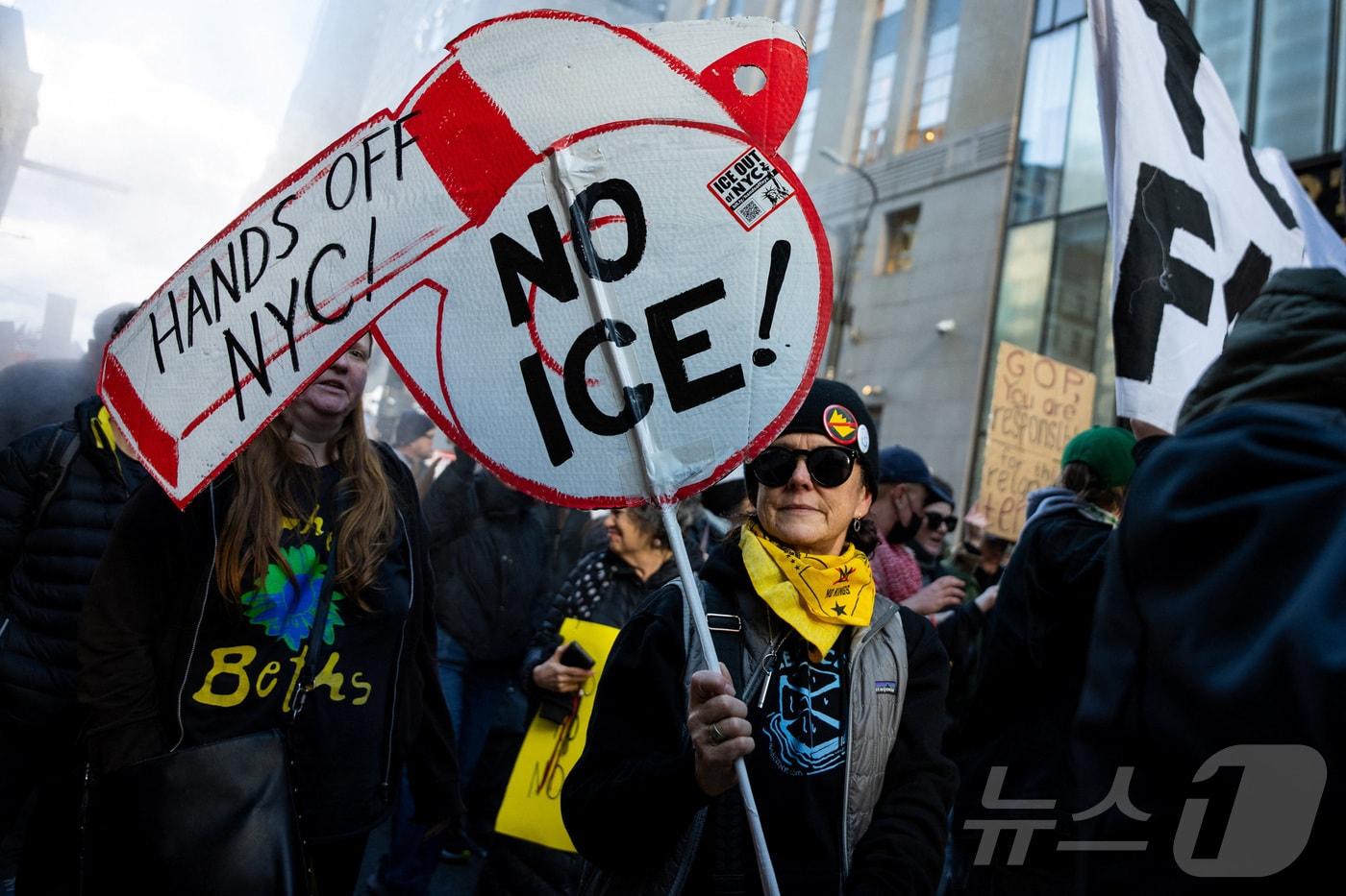 본문 이미지 - 12일(현지시간) 미국 뉴욕시에서 이민세관단속국(ICE)에 반대하는 시위 참여자들이 행진하고 있다. 2026.01.12. ⓒ 로이터=뉴스1 ⓒ News1 윤다정 기자