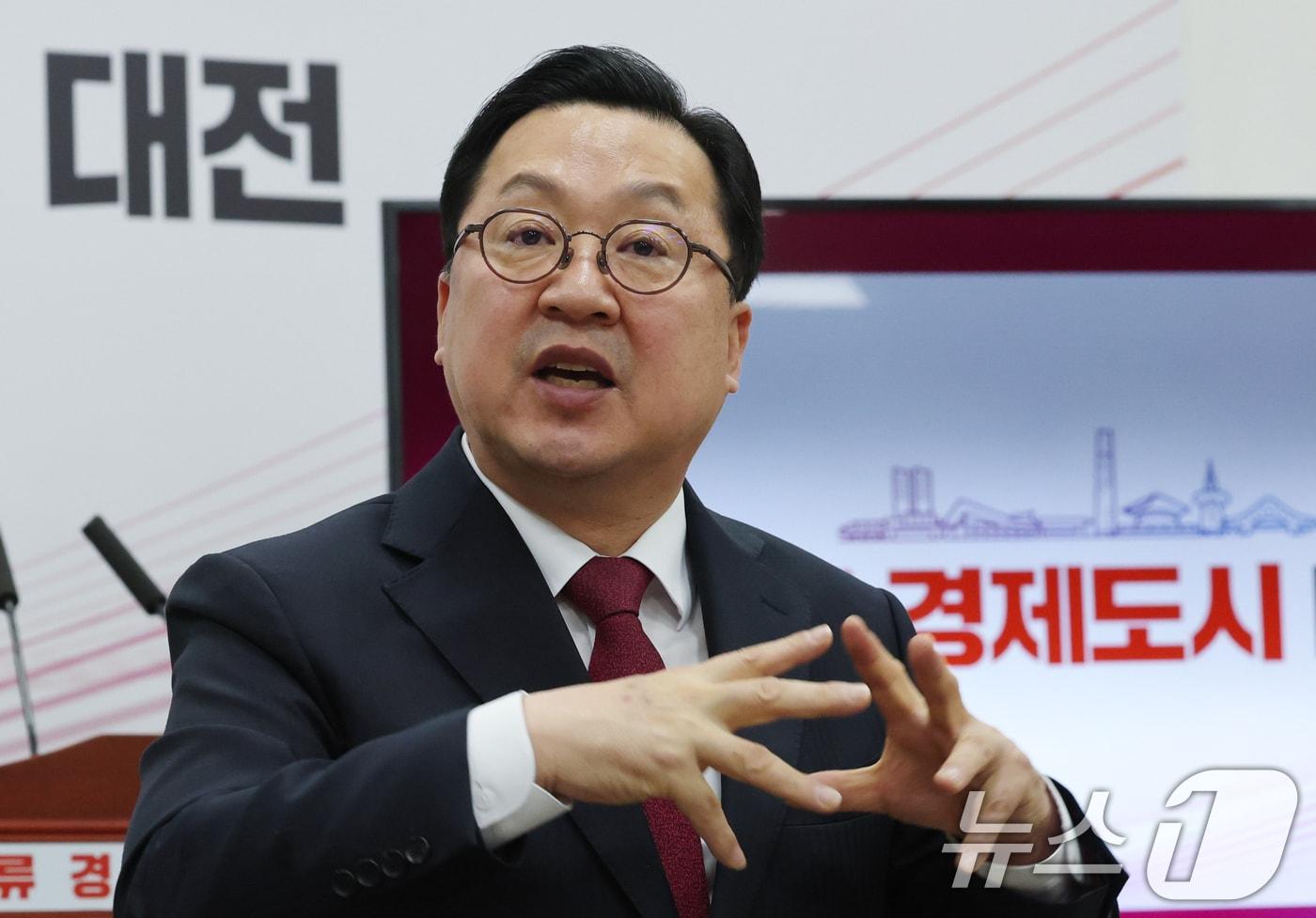 본문 이미지 - 이장우 대전시장이 16일 오전 시청 브리핑룸에서 대전·충남 행정통합 관련 긴급 브리핑을 하고 있다.  ⓒ News1 김기태 기자